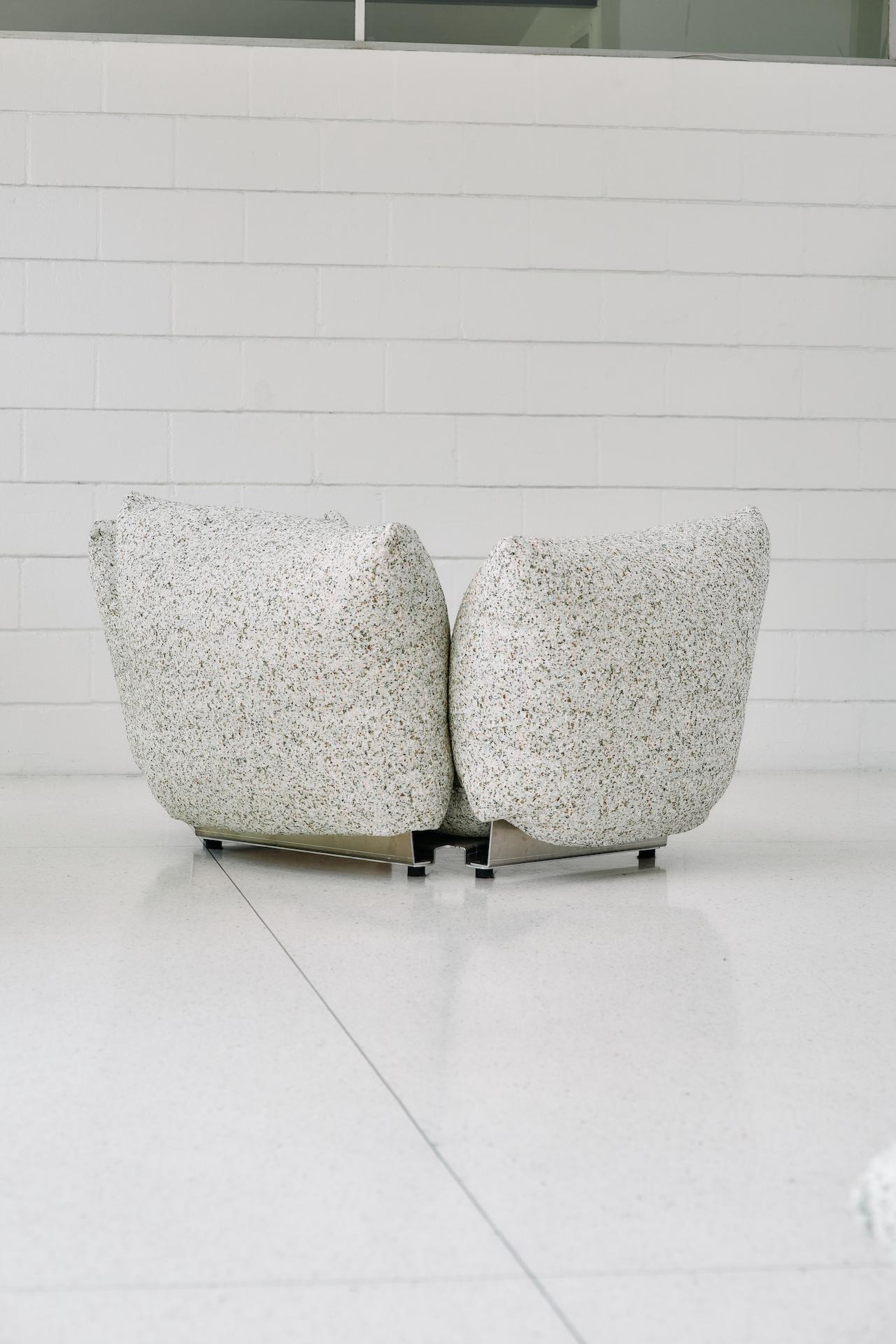 Moderne The Pillow Sofa, fauteuil rembourré avec cadre en aluminium en vente