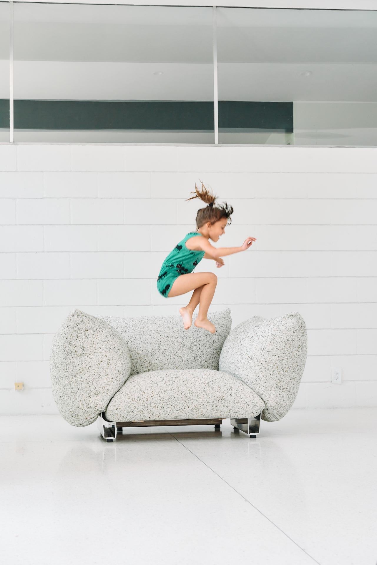 The Pillow Sofa, fauteuil rembourré avec cadre en aluminium Neuf - En vente à Los Angeles, CA