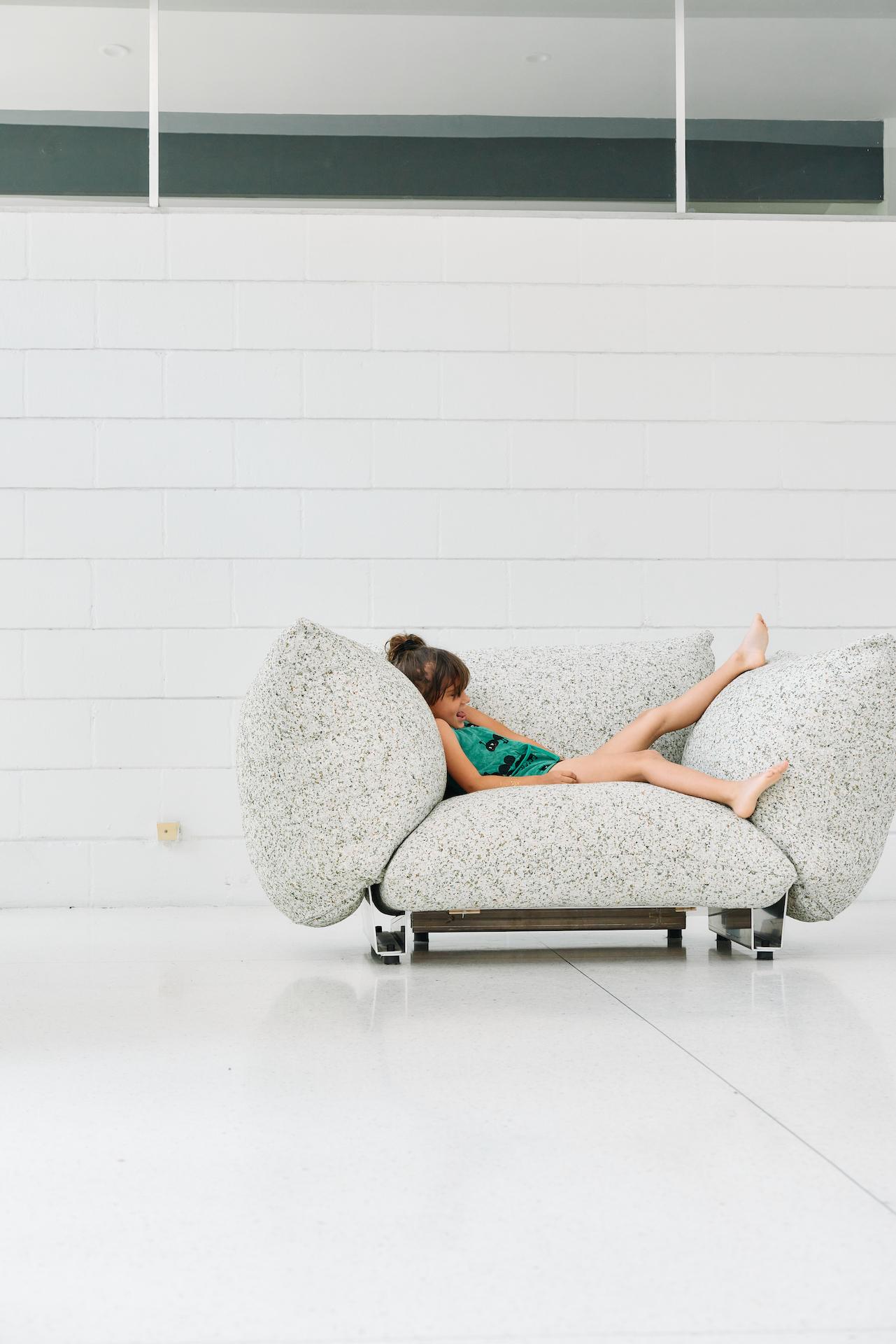 XXIe siècle et contemporain The Pillow Sofa, fauteuil rembourré avec cadre en aluminium en vente