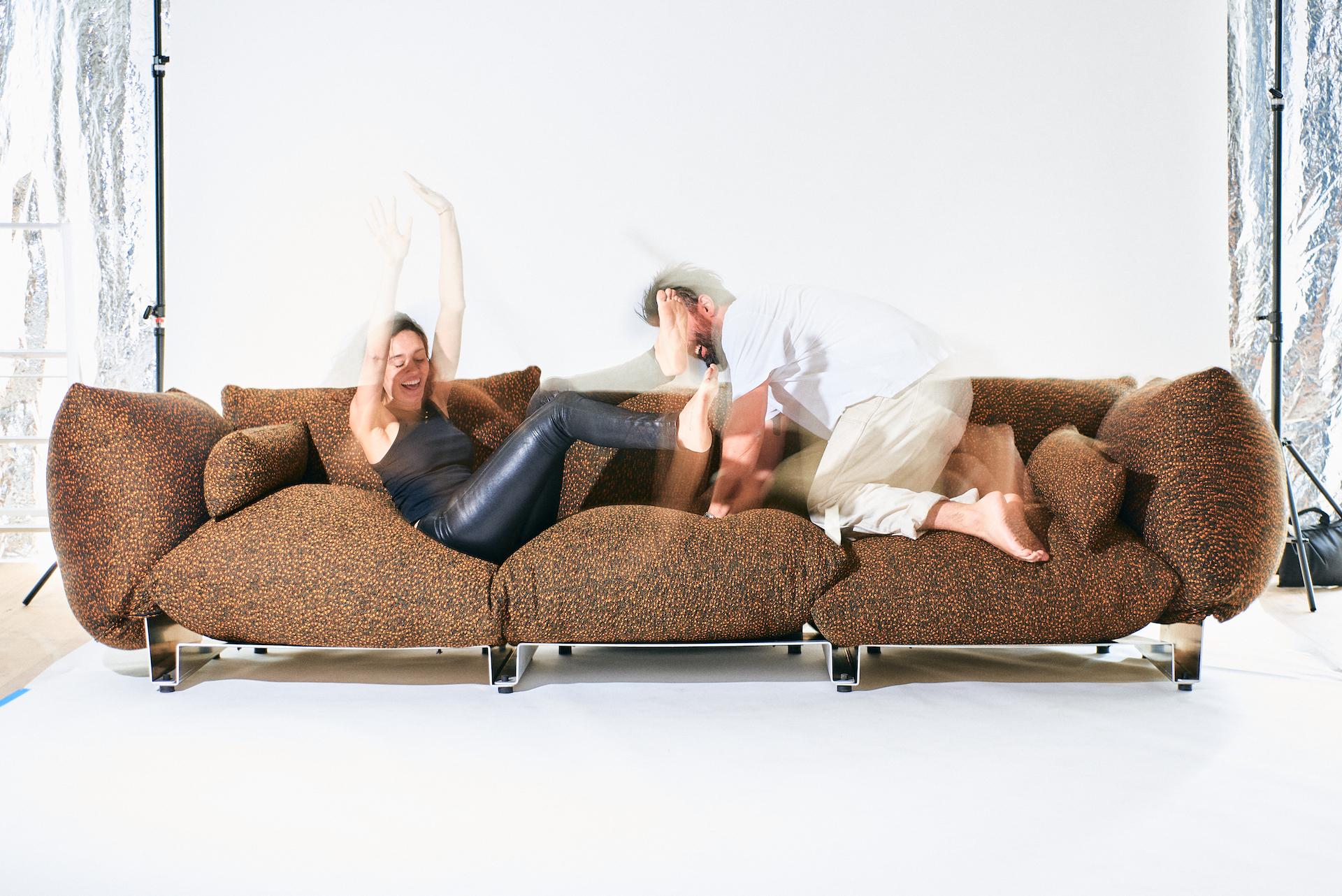 El Sofá Pillow Asiento Triple - Sofá tapizado modular con estructura de aluminio Estadounidense en venta