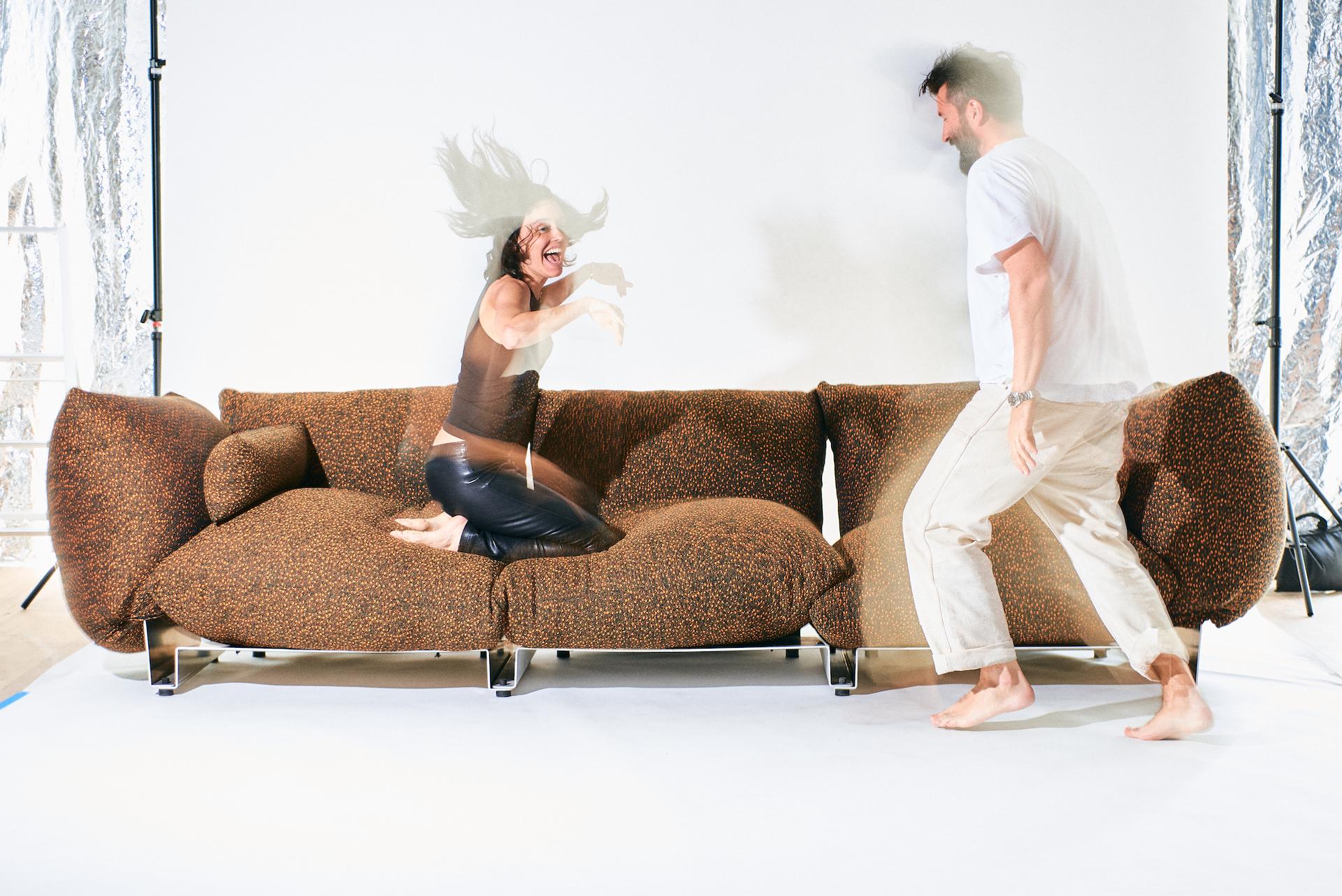El Sofá Pillow Asiento Triple - Sofá tapizado modular con estructura de aluminio en Nuevo estado para la venta en Los Angeles, CA