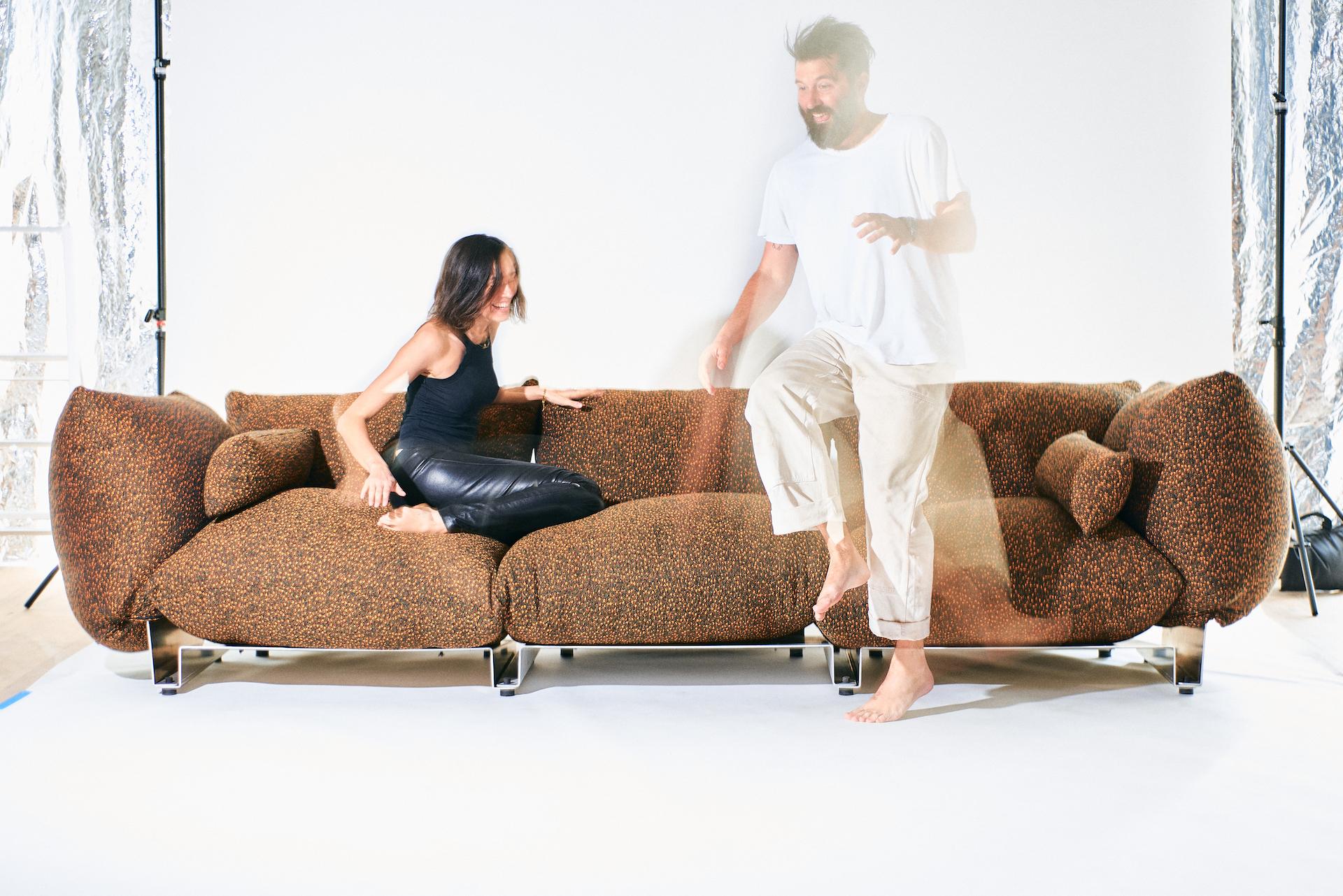 El Sofá Pillow Asiento Triple - Sofá tapizado modular con estructura de aluminio en venta 1