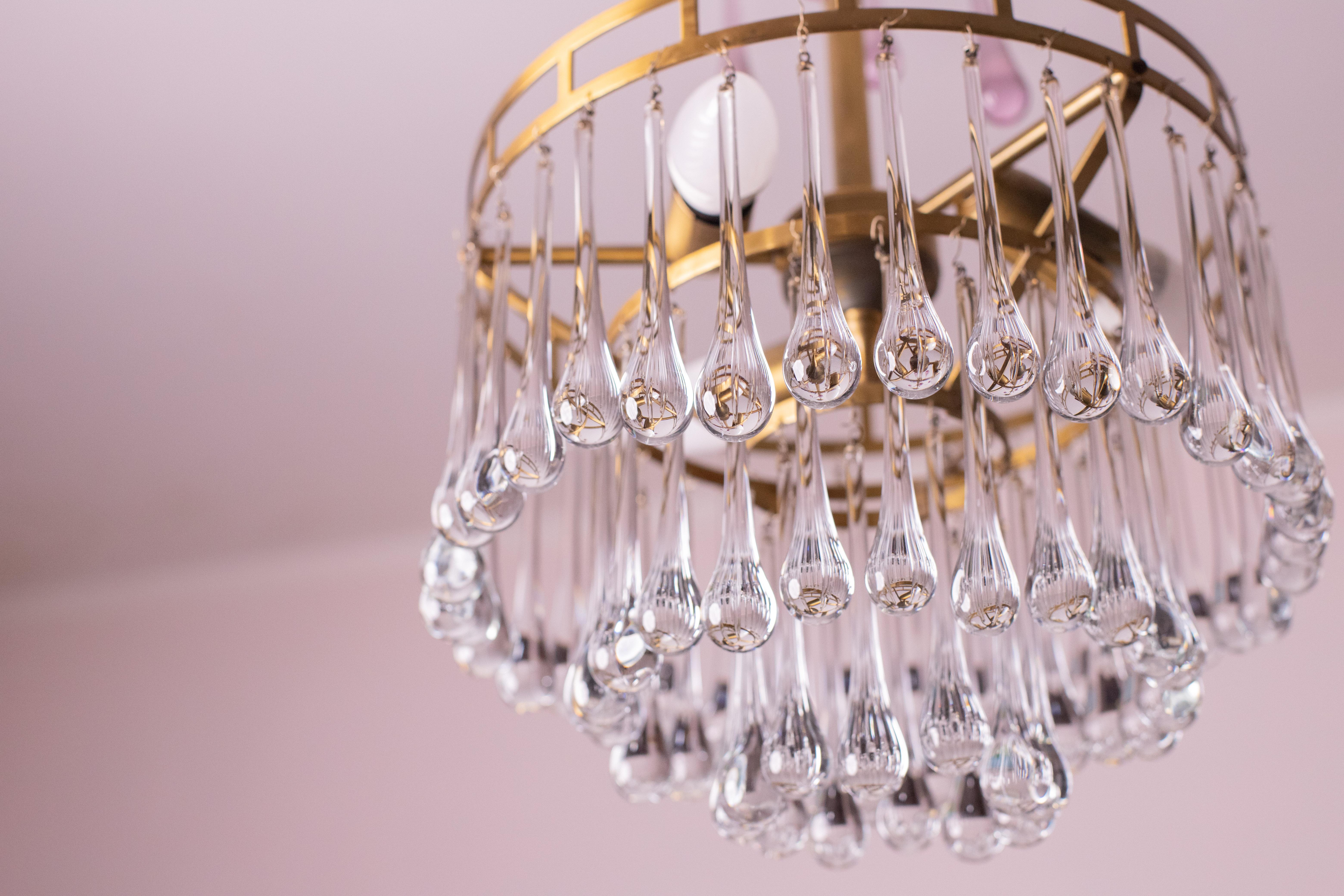 The White Crown, Murano Chandelier White and Purple Drops, 1960s For Sale 7