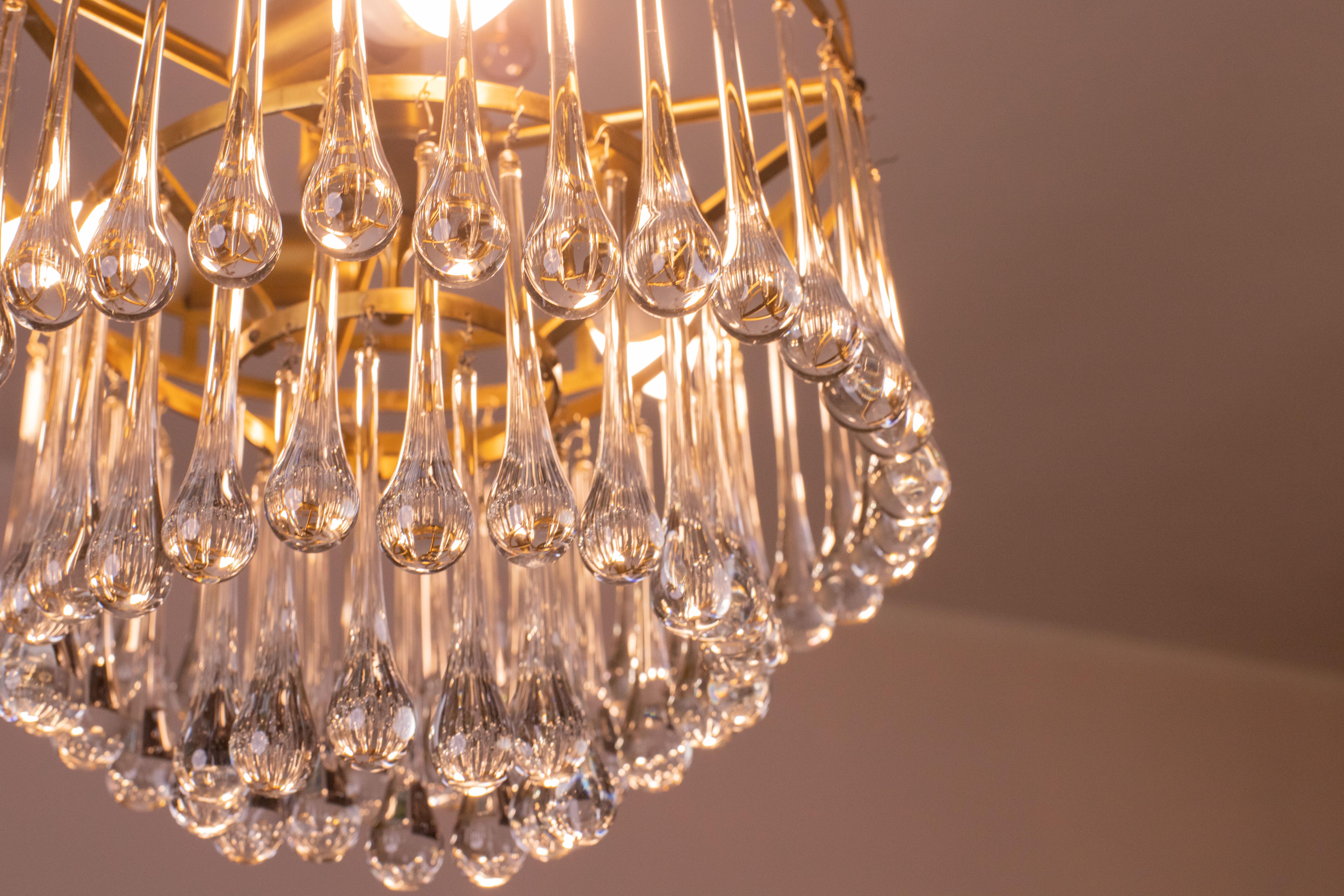 The White Crown, Murano Chandelier White and Purple Drops, 1960s For Sale 1