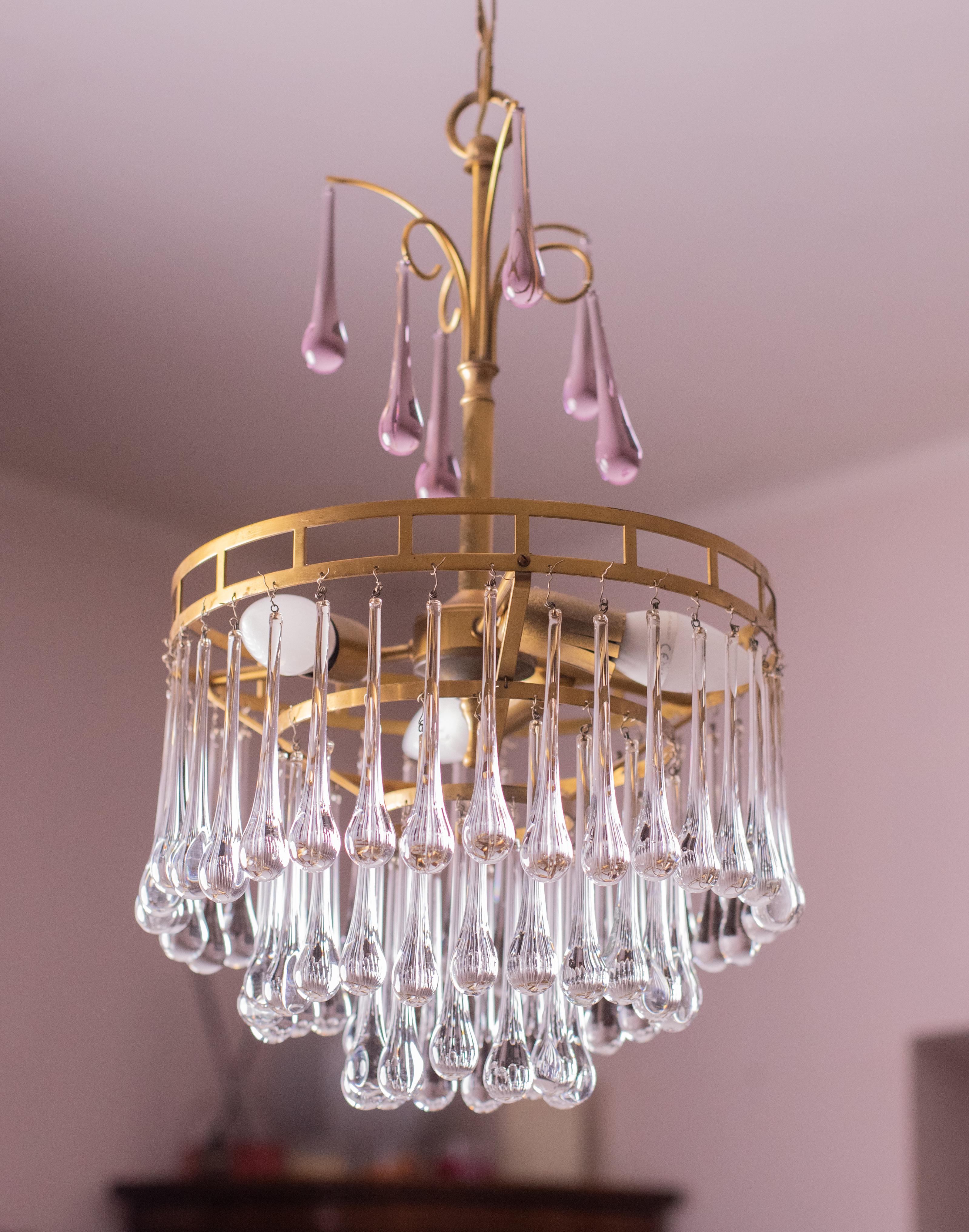 The White Crown, Murano Chandelier White and Purple Drops, 1960s For Sale 3