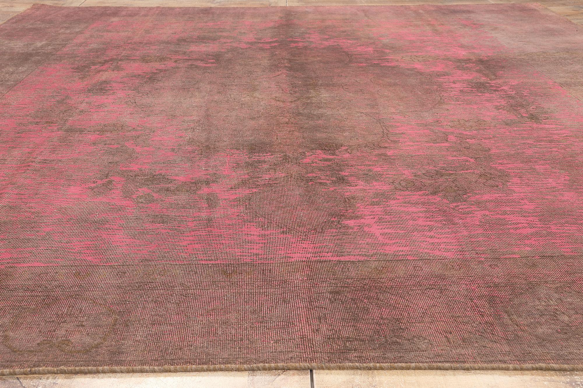 Tappeto vintage turco sovratinto, l'industria moderna incontra la rapsodia boema in vendita 2