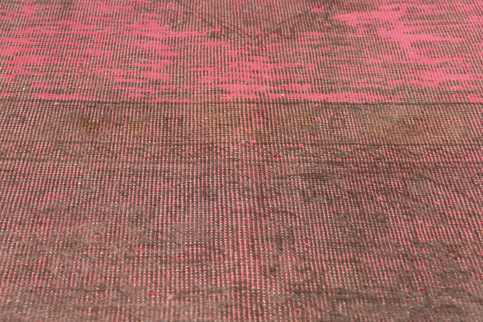 Tappeto vintage turco sovratinto, l'industria moderna incontra la rapsodia boema in vendita 4