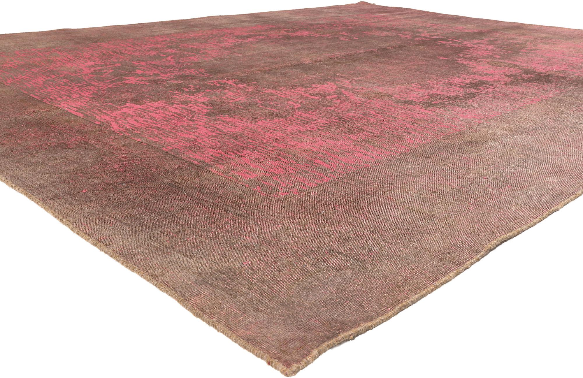 60723 Tappeto Vintage Turco Sovratinto, 09'09 x 12'05.
Il Modern Industry incontra Bohemian Rhapsody in questo tappeto vintage turco sovratinto in lana annodato a mano. L'eclettico design sbiadito e l'energica tavolozza di colori di questo pezzo