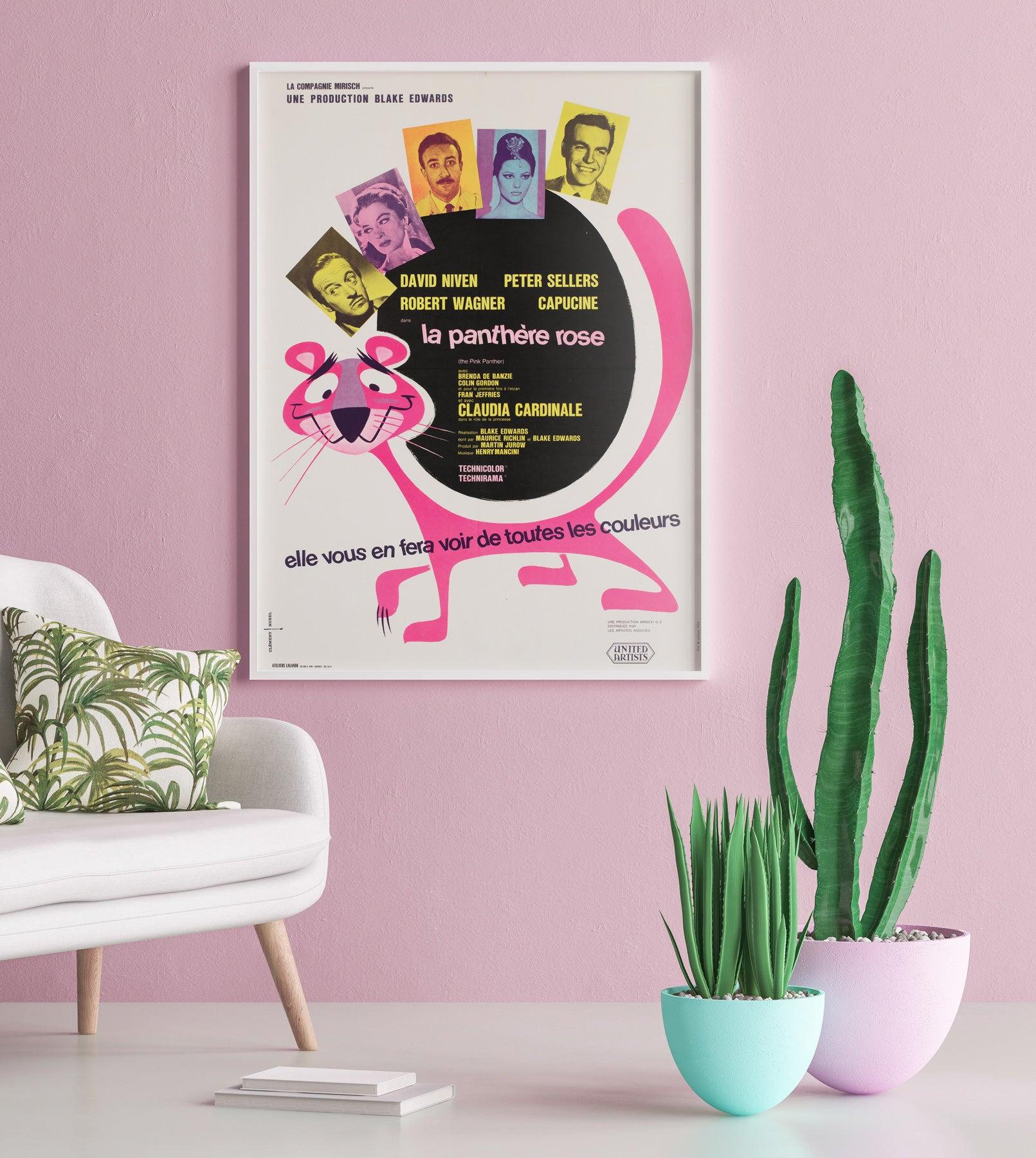 Cette affiche moyenne française originale de 1964 pour La panthère rose présente le travail artistique distinctif de Clément Hurel (1927-2008), figure prolifique et respectée du cinéma français et de l'illustration publicitaire. La conception de