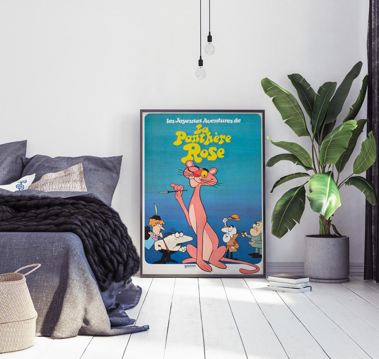 Nous adorons cette affiche de film française originale datant de 1970 pour une exploitation cinématographique de la série d'animation La panthère rose en France.

Cette affiche vintage a été professionnellement doublée de lin et mesure 23 x 31