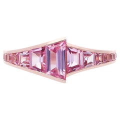 Bague trapèze en or rose 18 carats avec saphir rose et facettes taillées en escalier