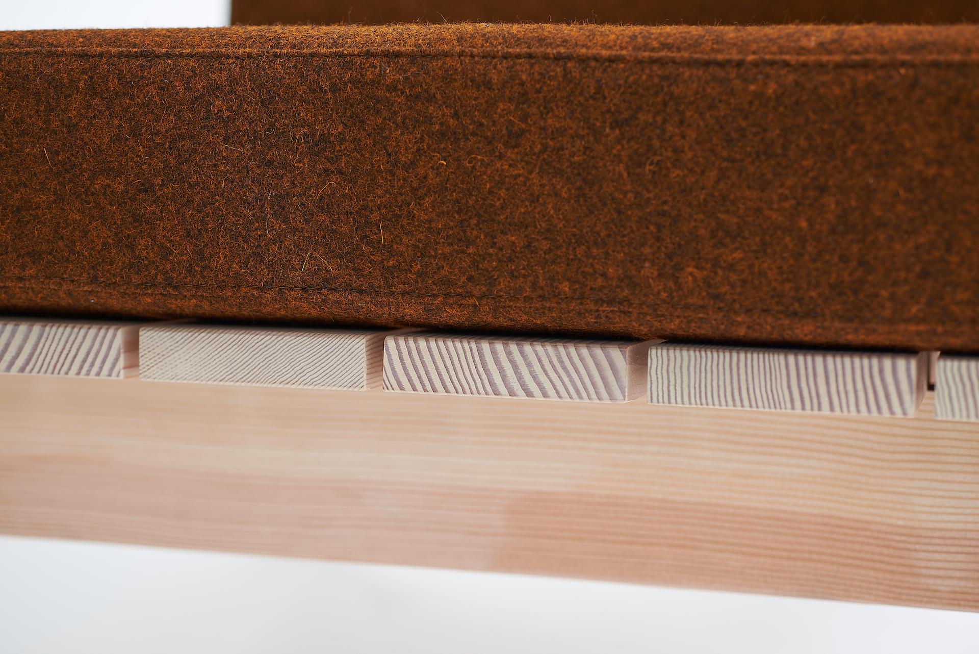 The Plank Lounge - Holz-Loungesessel mit gepolstertem Sitzkissen im Angebot 8
