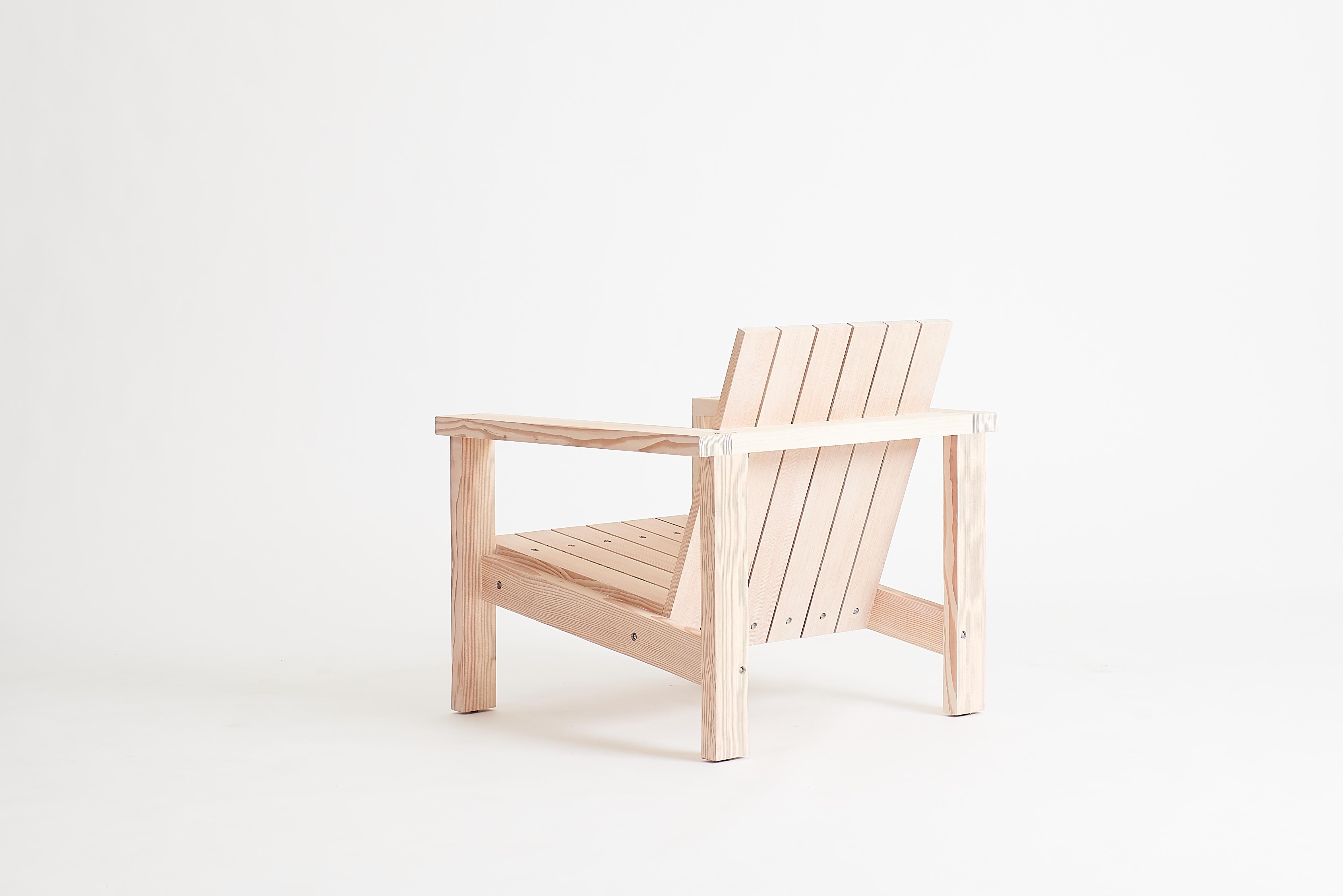 The Plank Lounge - Holz-Loungesessel mit gepolstertem Sitzkissen (Tannenholz) im Angebot