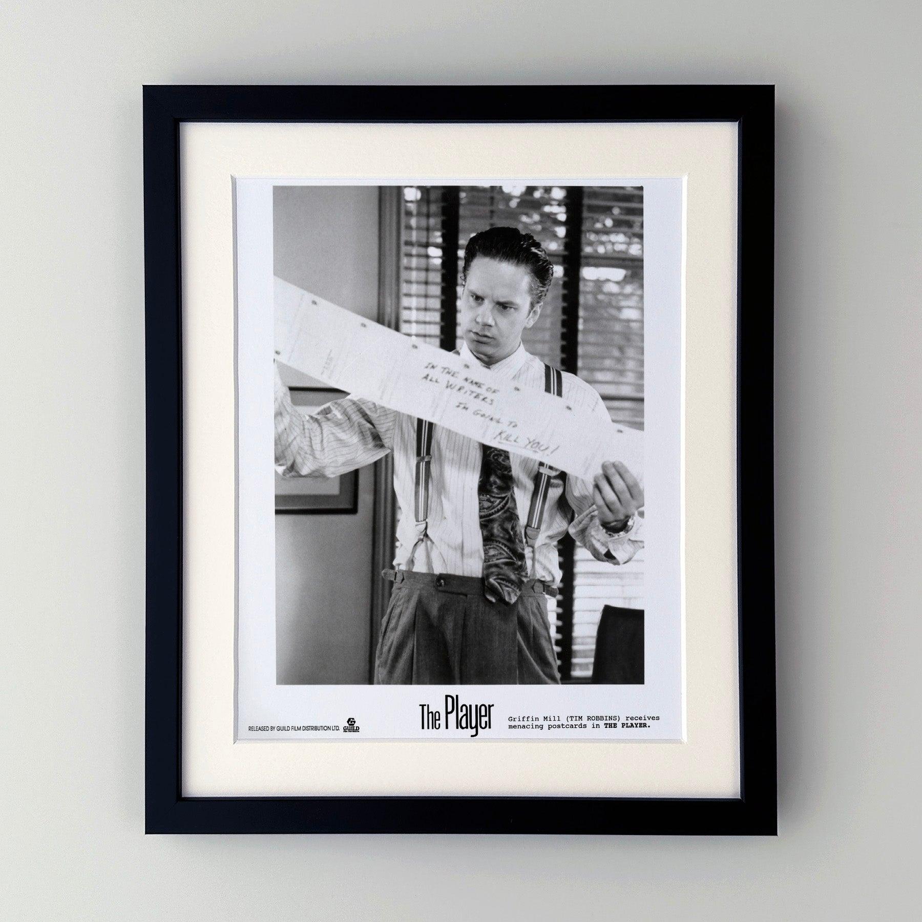 Photo publicitaire originale de 8x10 inches pour The Player (1992) avec Tim Robbins et réalisé par Robert Altman.

Les photos de publicité (film/production) ont été créées pour aider les studios à promouvoir leurs nouveaux films. Les photos ont été