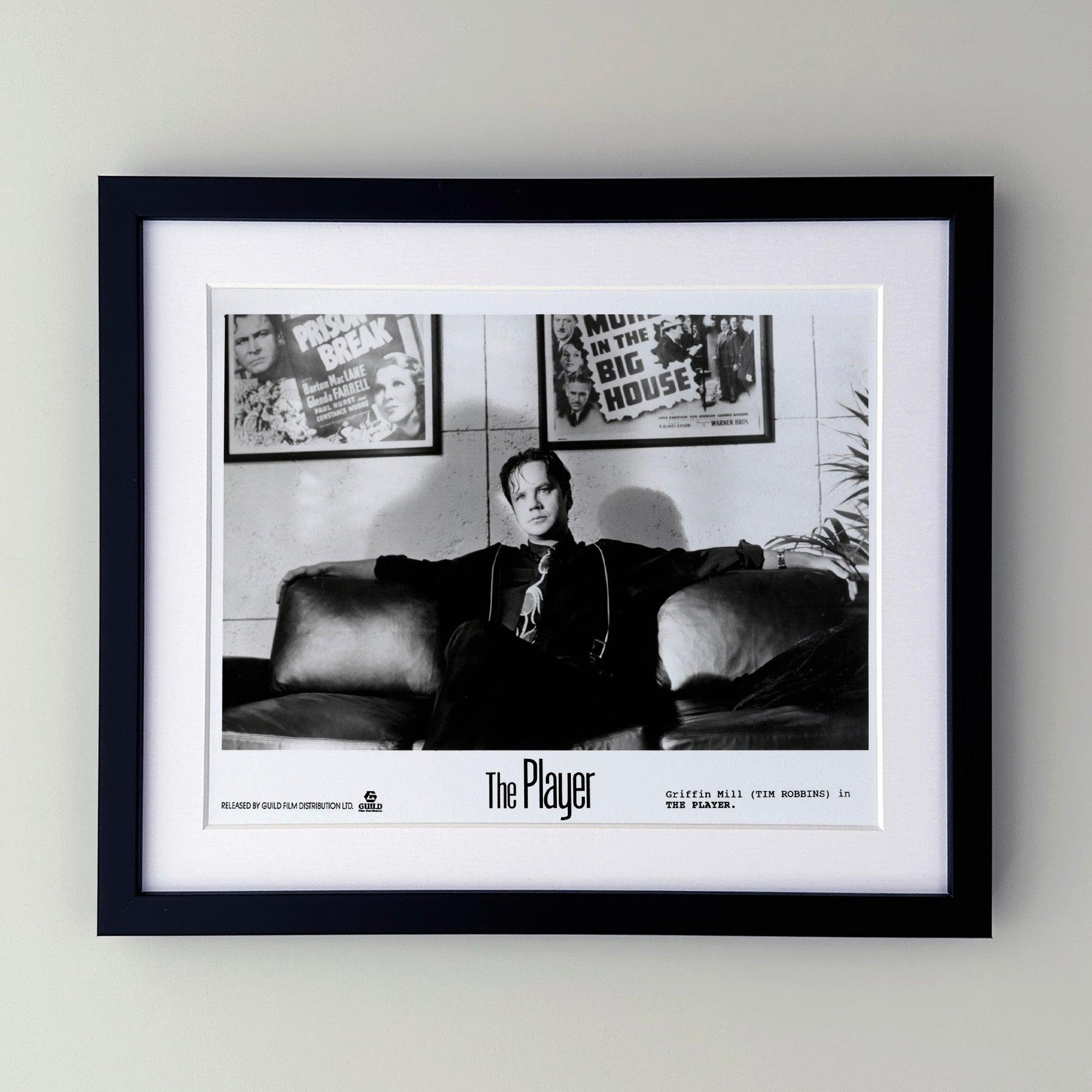 Photo publicitaire originale de 8x10 inches pour The Player (1992) avec Tim Robbins et réalisé par Robert Altman.

Les photos de publicité (film/production) ont été créées pour aider les studios à promouvoir leurs nouveaux films. Les photos ont été