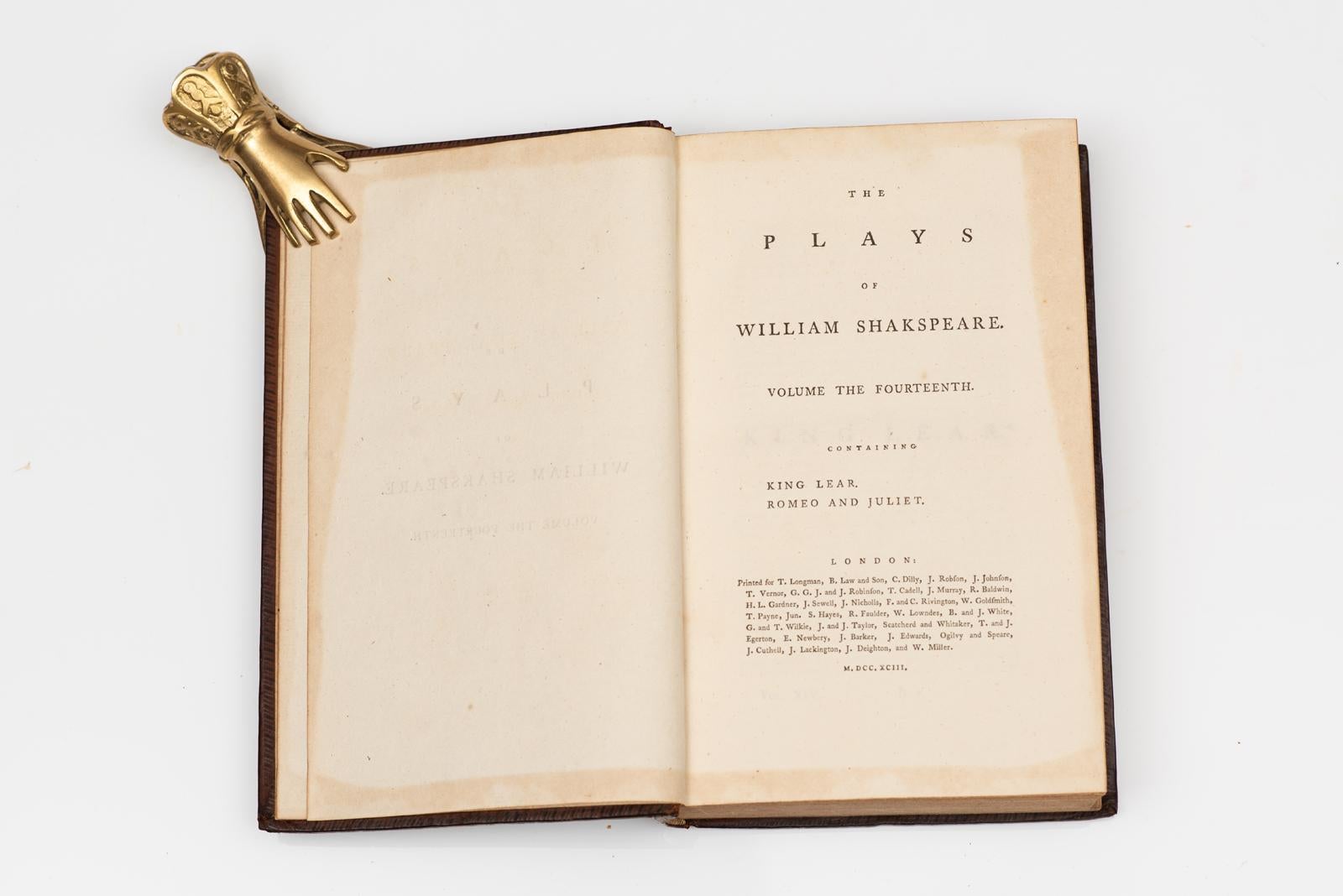 15 volumes. William Shakespeare. Les pièces de théâtre.
Avec les corrections & Illustrations de divers commentateurs auxquelles sont ajoutées des notes de Samuel Johnson et de George Steevens. Quatrième édition avec un index glossaire. Reliure en