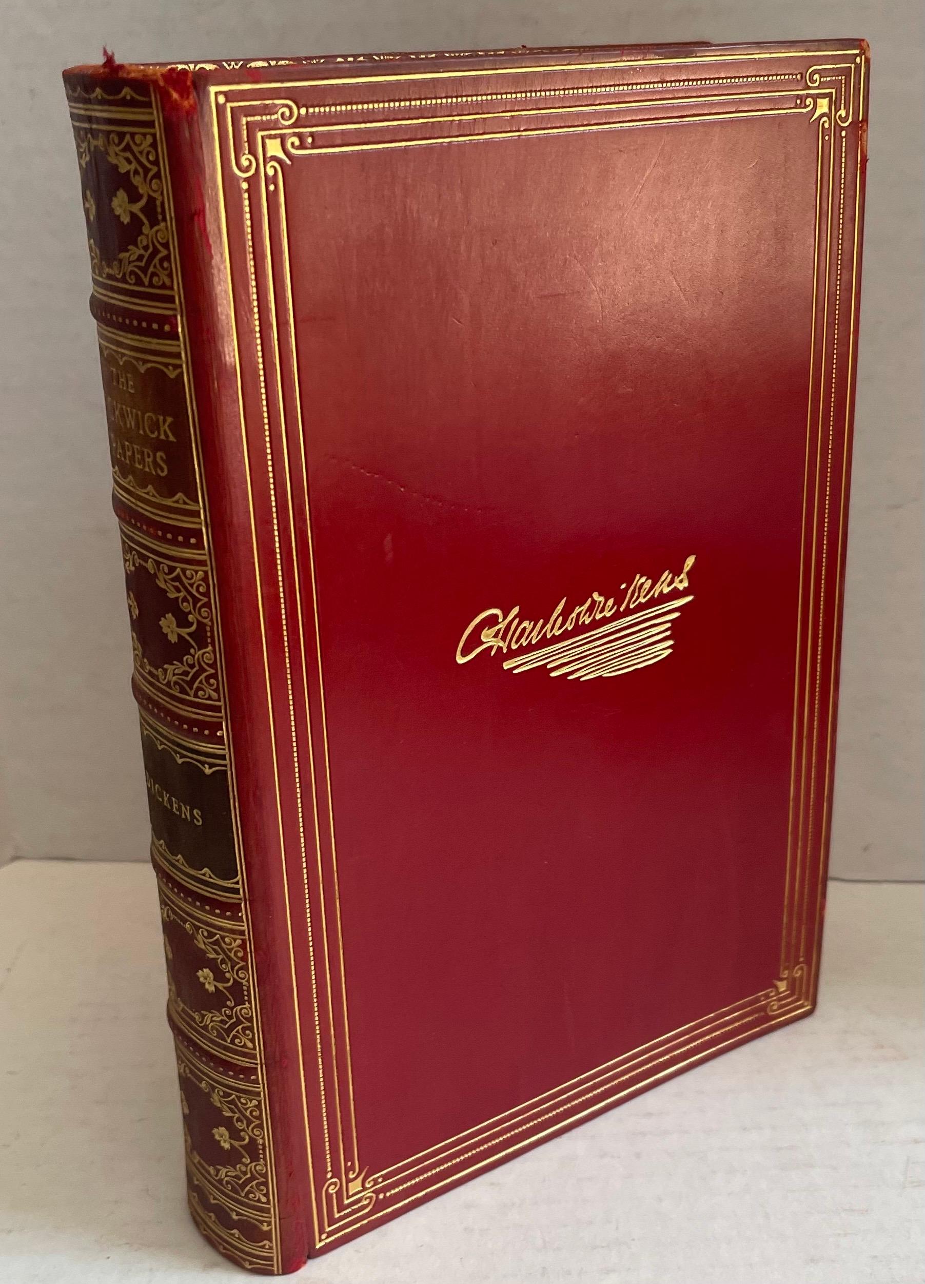 Die posthumen Papiere des Pickwick Clubs von Charles Dickens. Chapman and Hall, London, 1837 Originaler roter Ledereinband im Originalzustand.