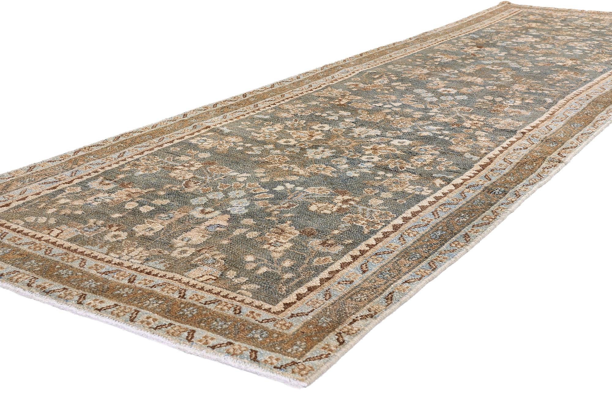 61407 Seltener Vintage Persischer Hamadan Teppich, 03'07 x 12'10. Tauchen Sie ein in eine Atmosphäre aristokratischer Anmut mit diesem antiken persischen Borchelou-Hamadan-Läufer - eine erhabene Rarität, bei der das Geflüster von Sarouk-inspirierten