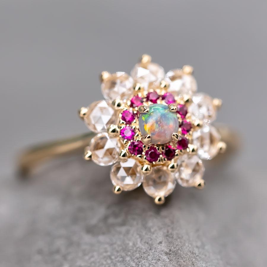 Taille rose The Precious - Halo Diamond Black Opal Ruby Bague de fiançailles en or jaune 18 carats en vente