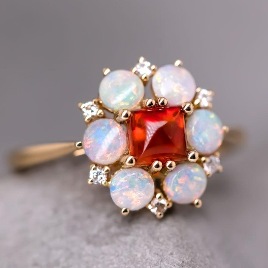 The Precious - Anello di fidanzamento in oro giallo 18 carati con opale messicano di fuoco e diamante di opale australiano dal taglio Sugar-Loaf rosso intenso.



Nome del design: The Precious!
Il design unico per il tuo tesssoro!

Idea del design: