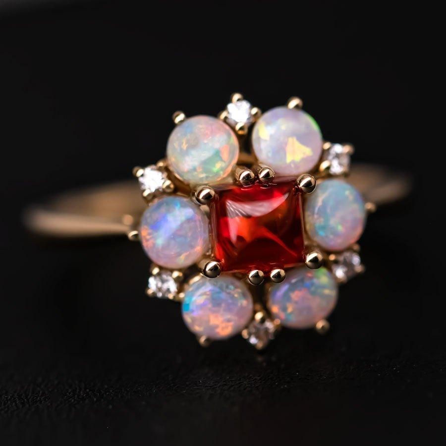 Arts and Crafts The Precious - Anello di fidanzamento con diamante Opale di fuoco messicano taglio Sugarloaf in oro 18 carati in vendita