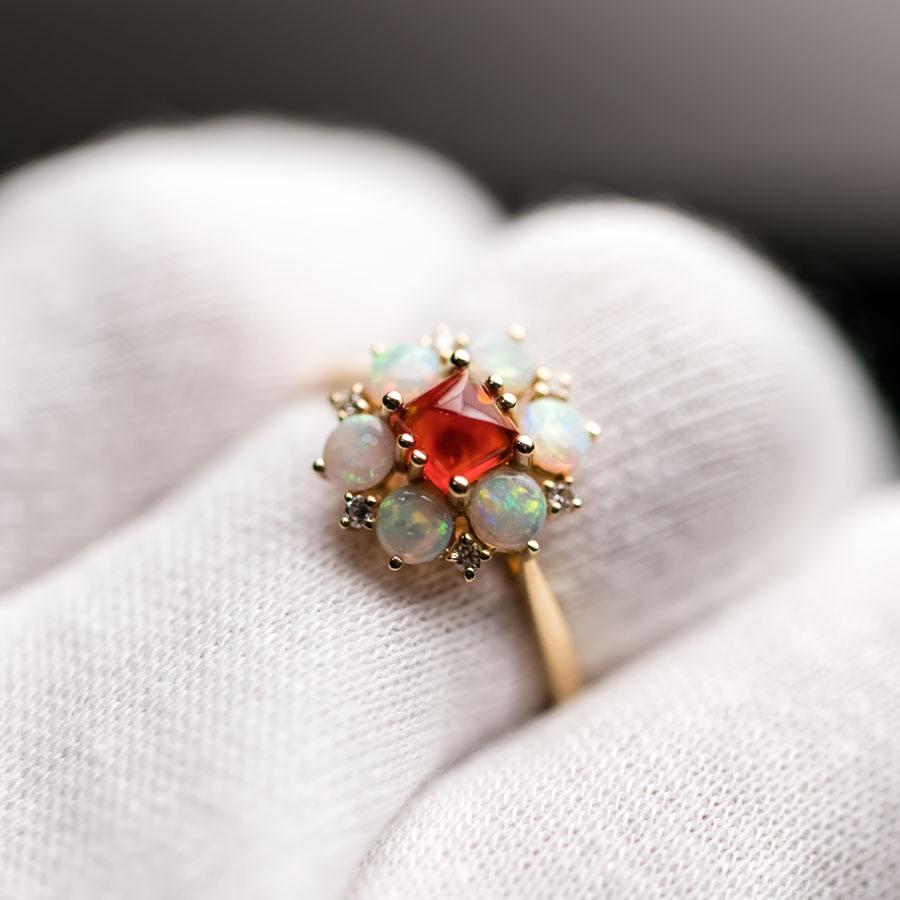 Taglio brillante The Precious - Anello di fidanzamento con diamante Opale di fuoco messicano taglio Sugarloaf in oro 18 carati in vendita