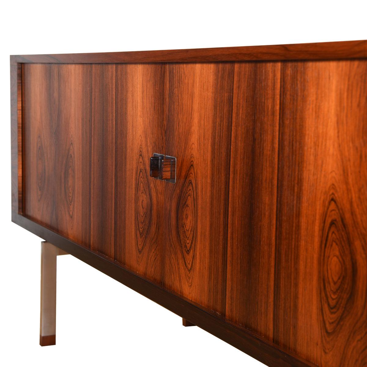 Presidential Long Sideboard by Hans Wegner in Stunning Brazilian Rosewood In Good Condition For Sale In Kensington, MD