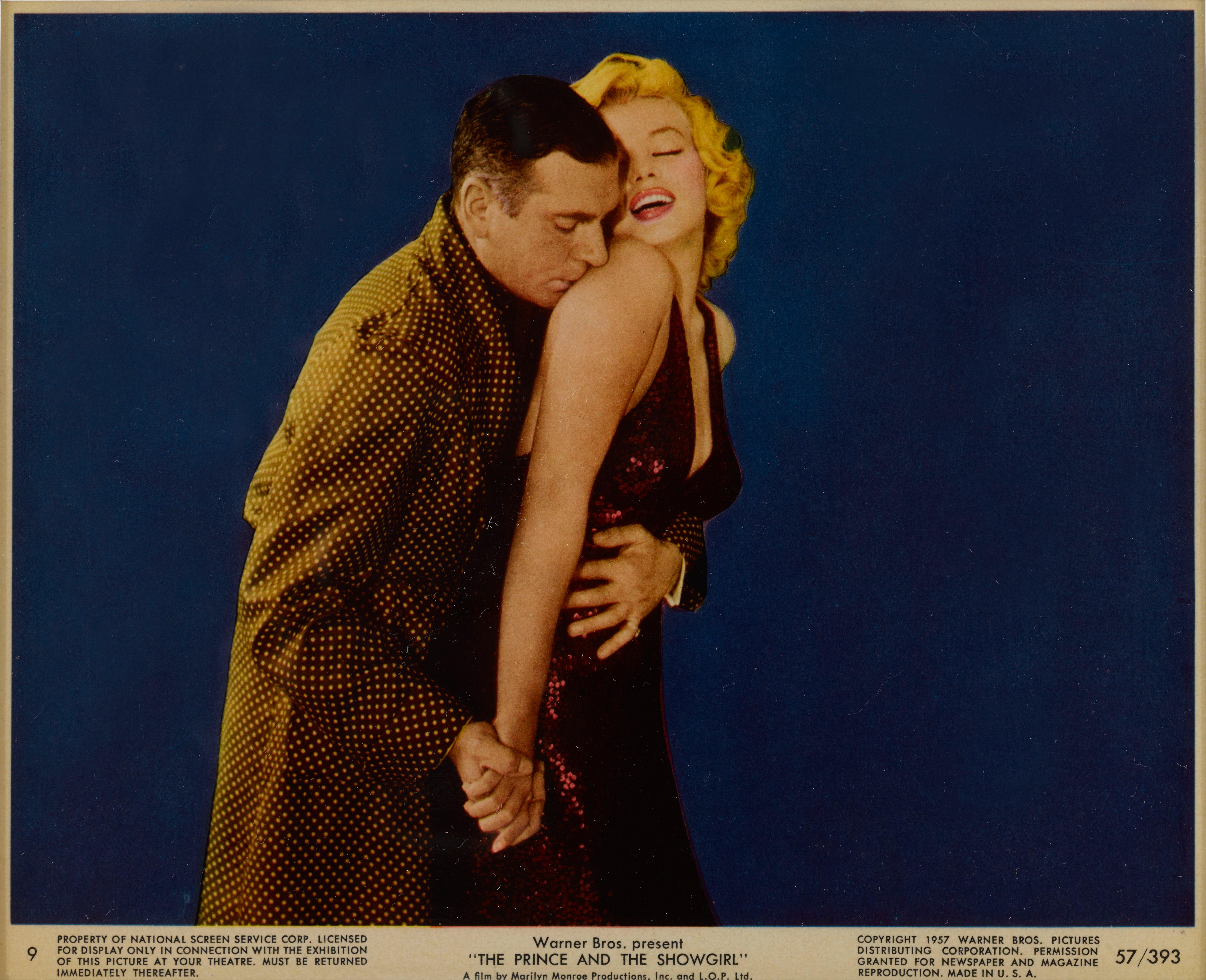 Mini lobby card original de EE.UU. para la comedia romántica de 1957 protagonizada por Laurence Olivier y Marilyn Monroe.
Esta pieza está enmarcada en un marco de madera de sapeli con monturas de cartón sin ácido y plexiglás UV. El tamaño indicado