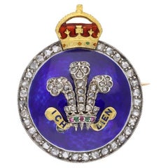 Diamant- und Emaille-Brosche mit Federn des Prinzen von Wales, um 1905.