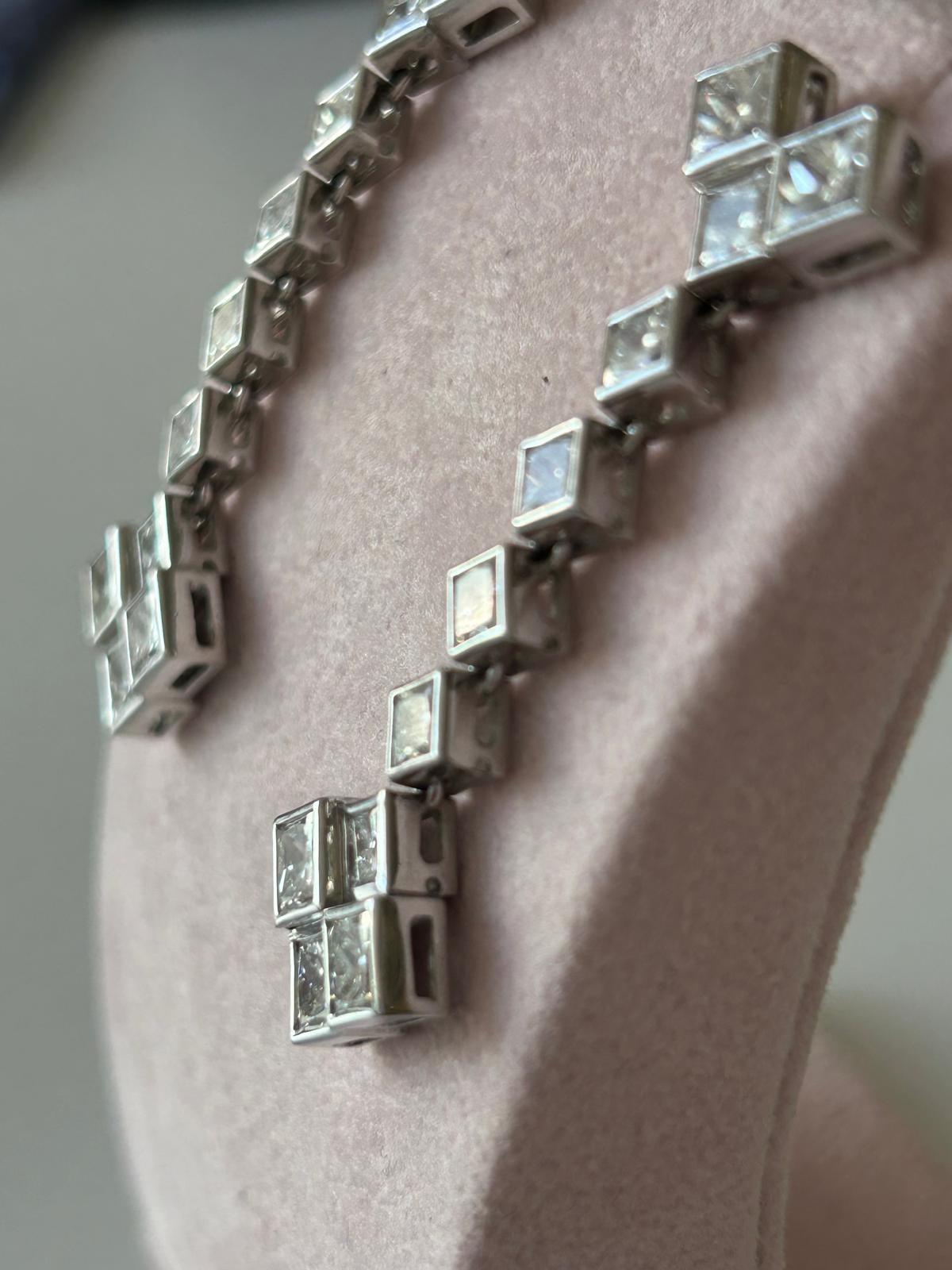 Elegant 18k Gold Drop Earrings with Princess Cut Diamonds - 6.65 Carat Total Weight

These sophisticated 18k gold drop earrings feature a captivating cascade of princess cut diamonds.  Comprising 22 stones with high purity and high color, these