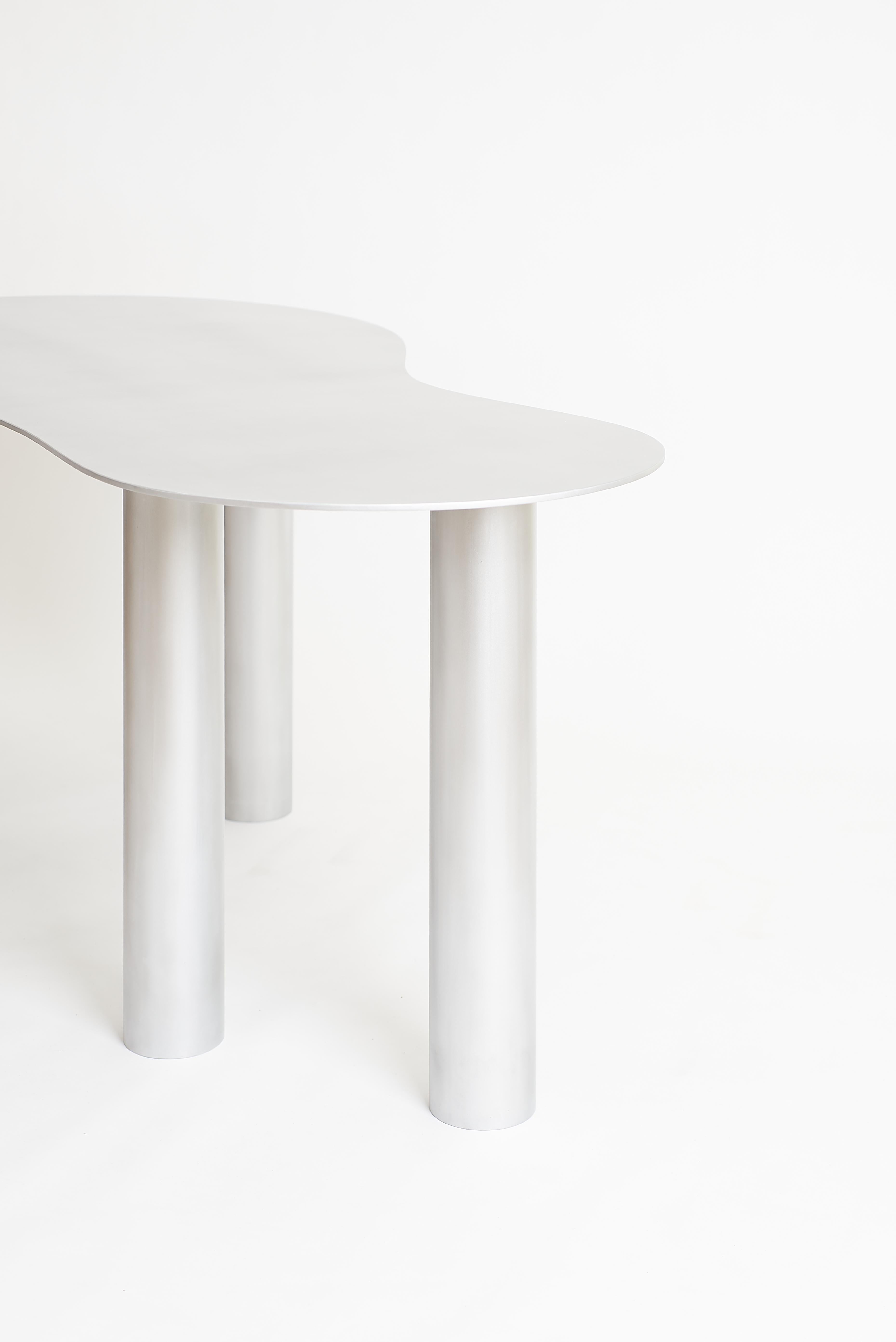 Séduits par la polyvalence et les performances de la tôle d'aluminium sur nos projets architecturaux personnalisés, nous avons travaillé à l'introduction d'une nouvelle famille de tables uniquement en aluminium. Nous emboîtons leur sommet imparfait,