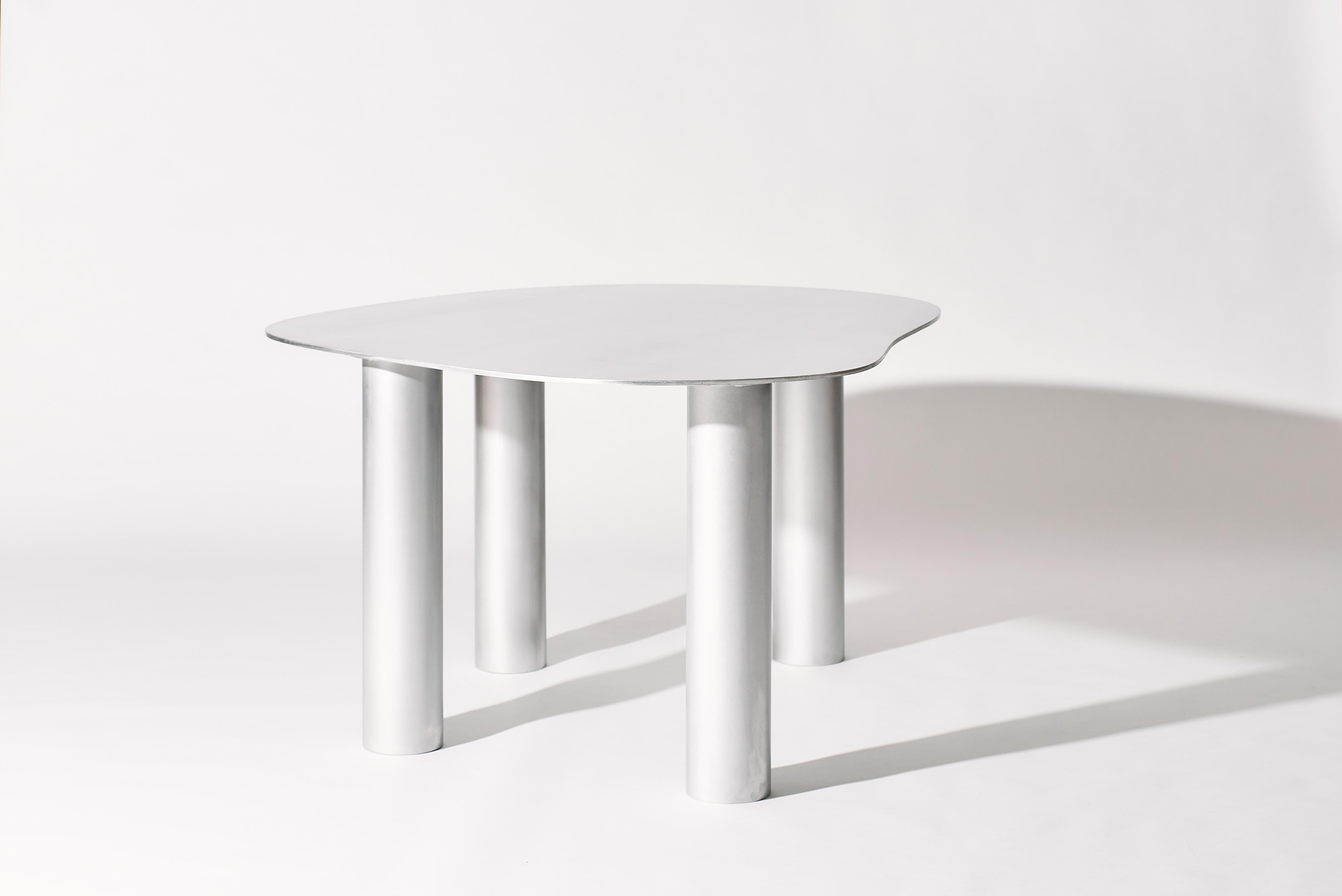 Moderne Collection The Puddle Table - Table de salle à manger à hauteur de comptoir en aluminium avec cuir en vente