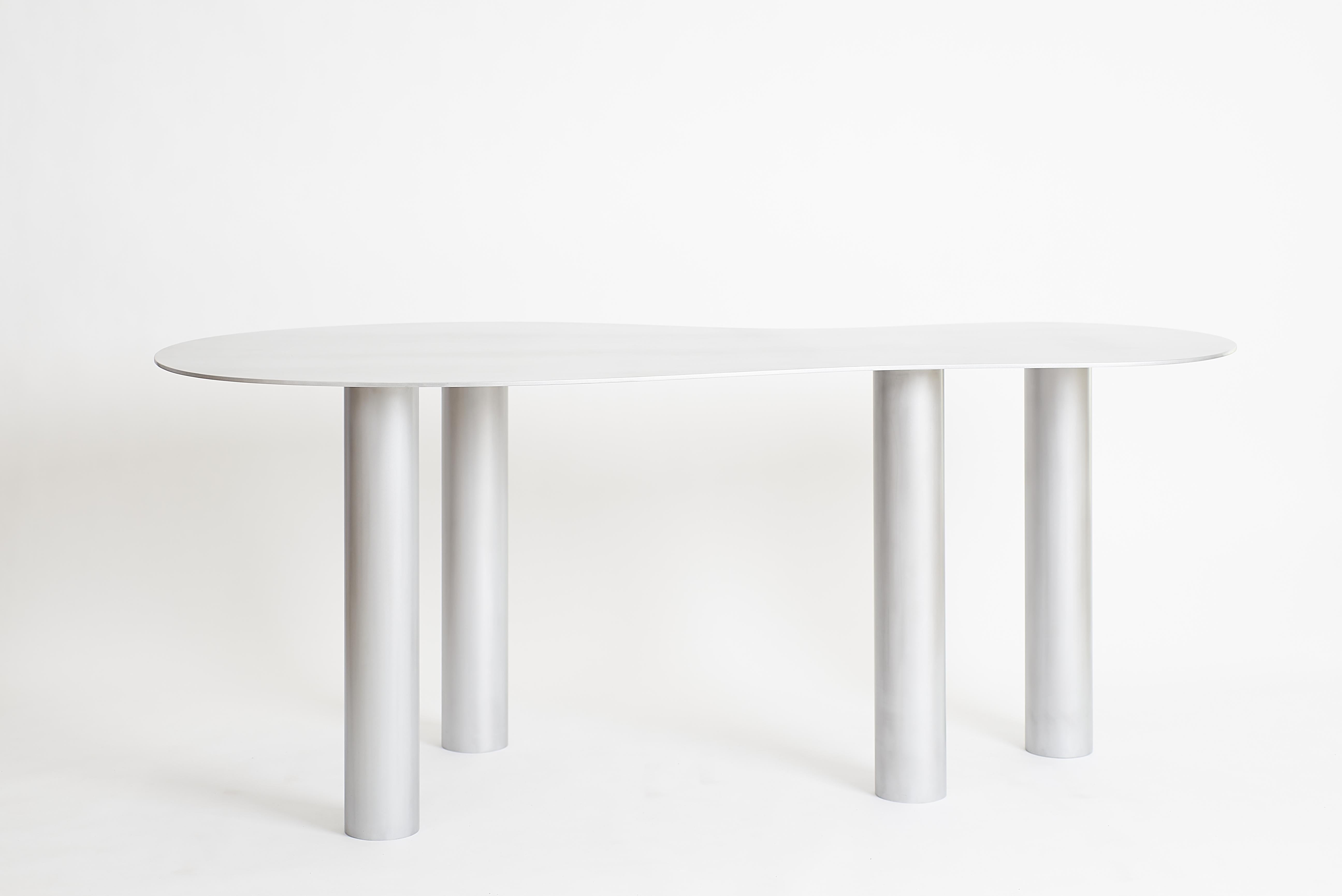 Américain Collection The Puddle Table - Table de salle à manger à hauteur de comptoir en aluminium avec cuir en vente