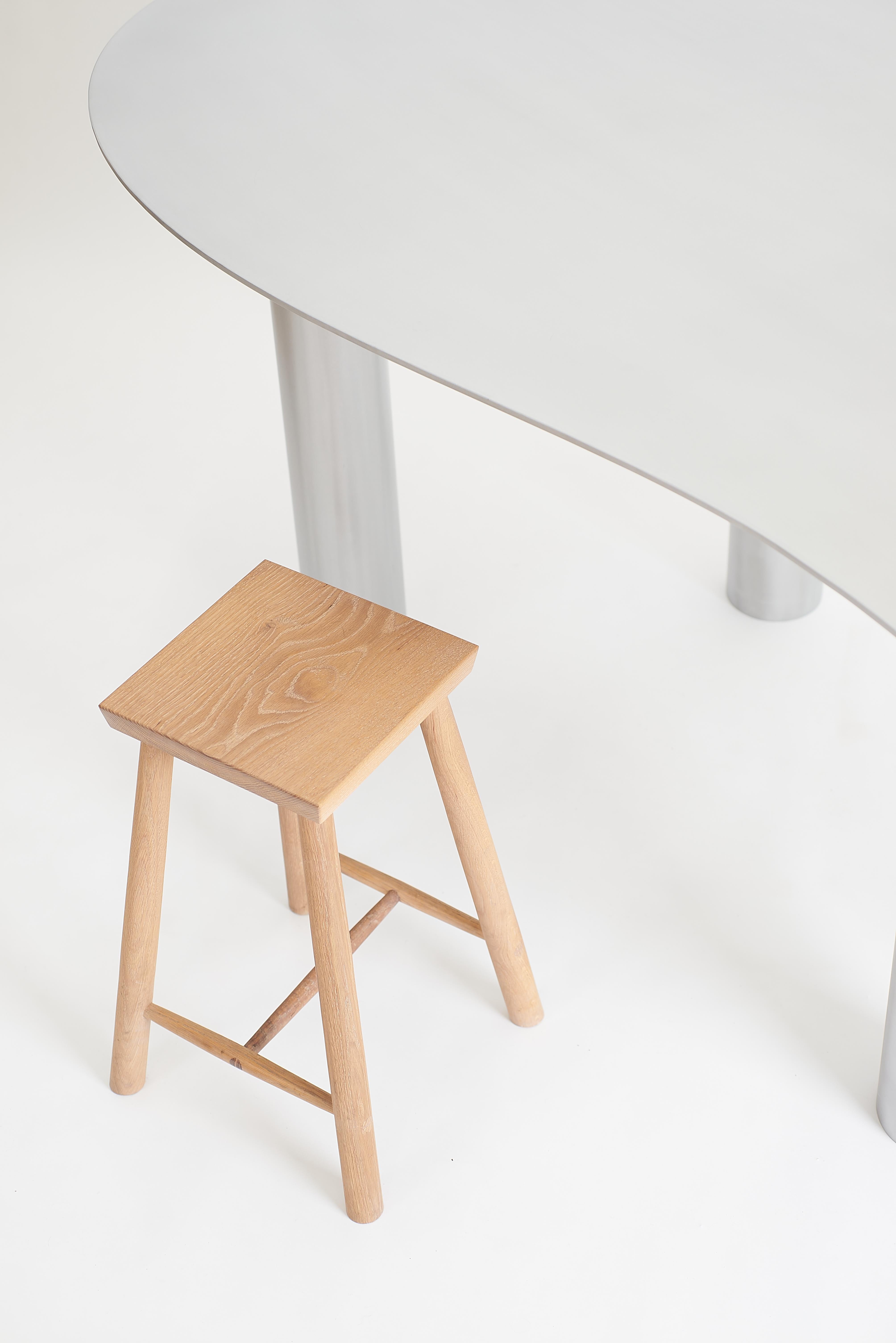 Poli Collection The Puddle Table - Table de salle à manger à hauteur de comptoir en aluminium avec cuir en vente