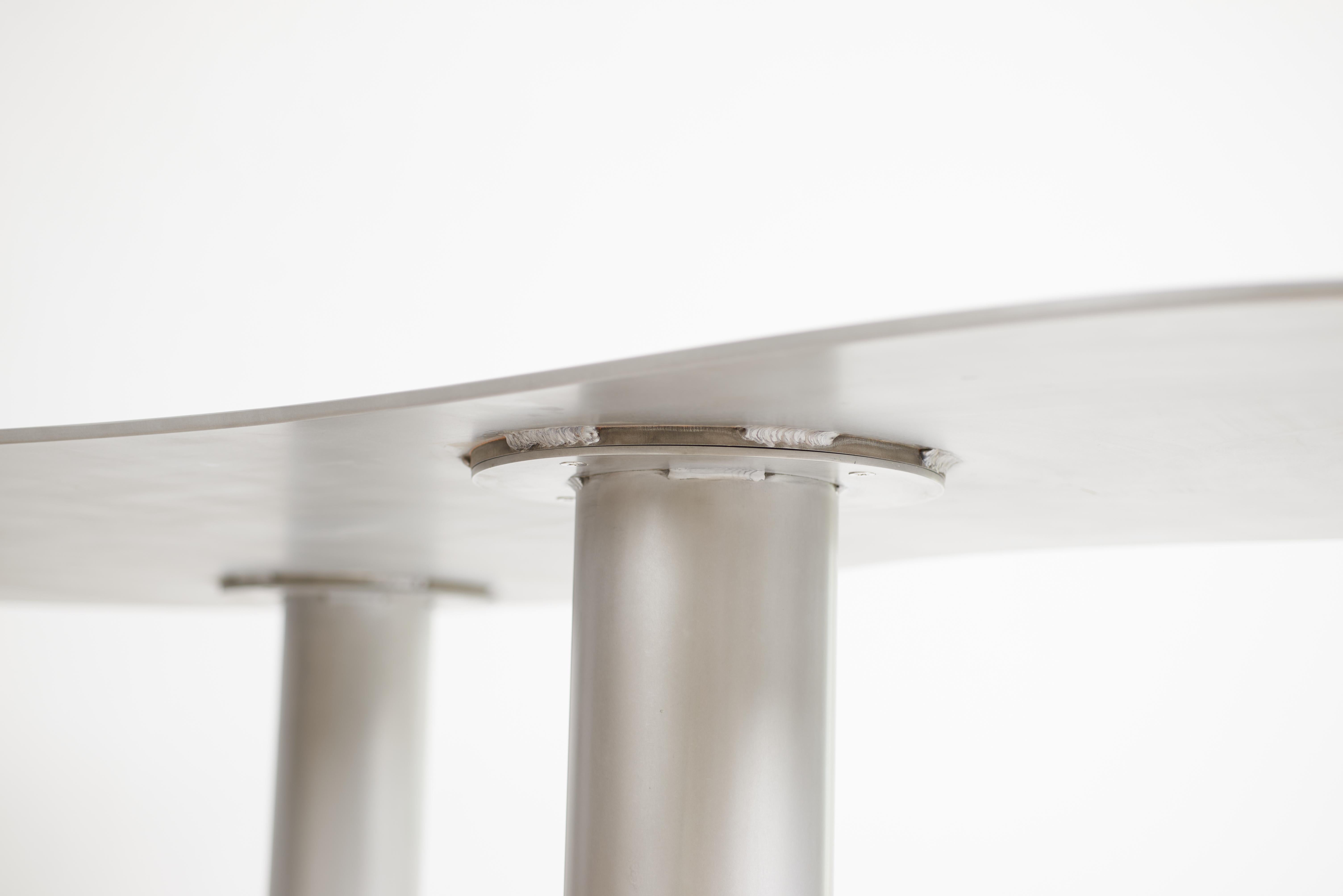 Collection The Puddle Table - Table de salle à manger à hauteur de comptoir en aluminium avec cuir Neuf - En vente à Los Angeles, CA