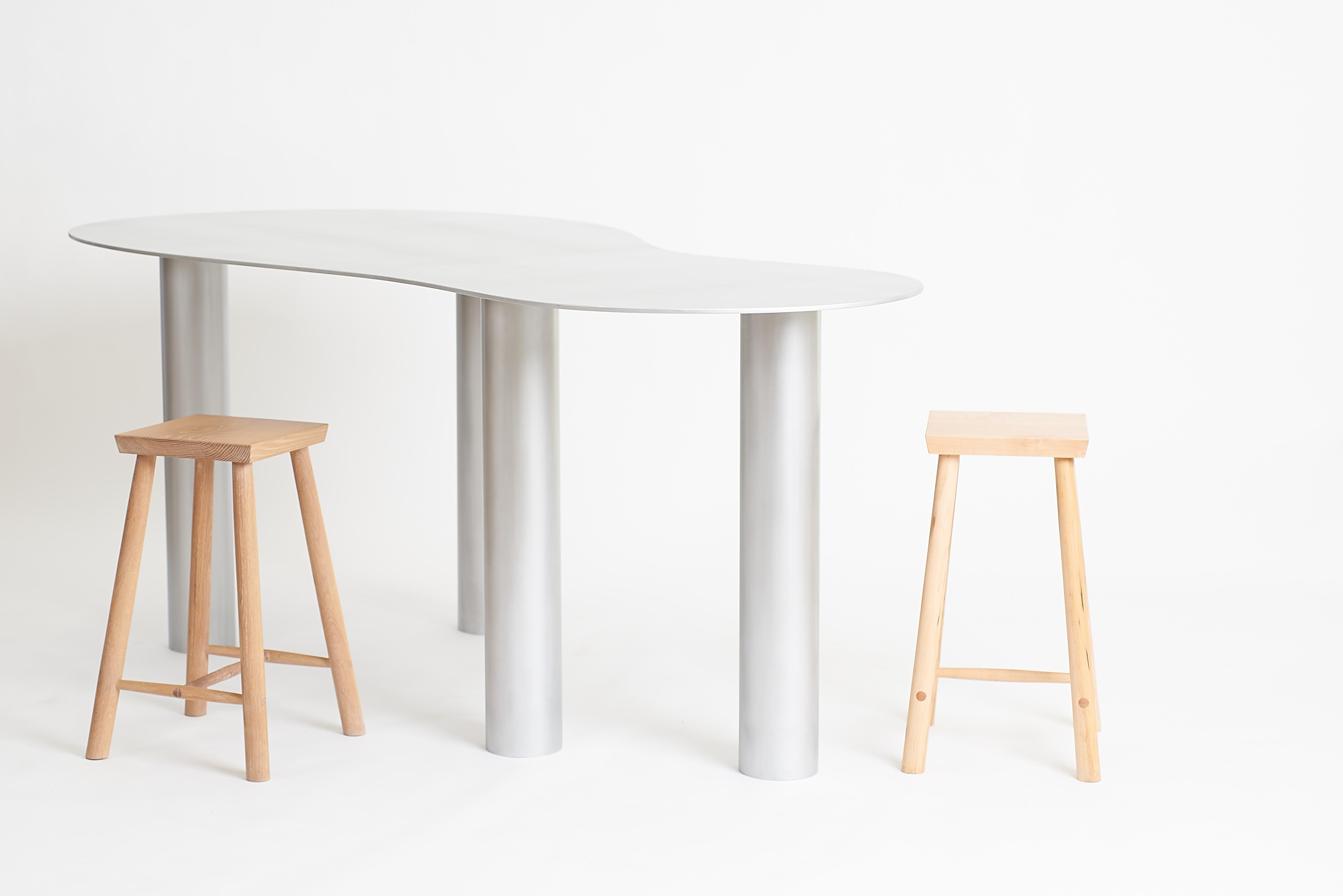 XXIe siècle et contemporain Collection The Puddle Table - Table de salle à manger à hauteur de comptoir en aluminium avec cuir en vente