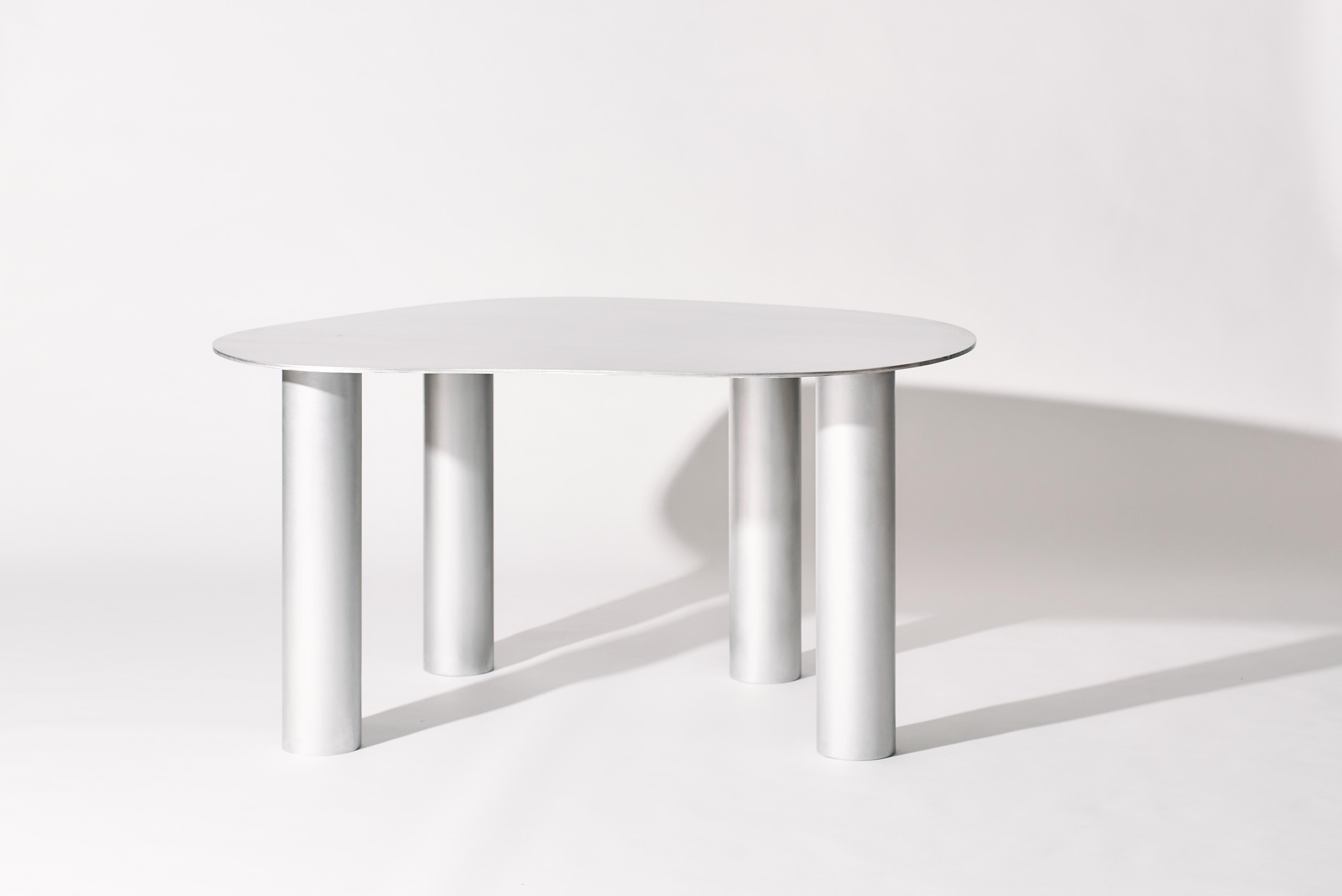 The Puddle Table Collection - Tavolo in alluminio ad altezza pranzo con gambe a cilindro In condizioni Nuovo in vendita a Los Angeles, CA