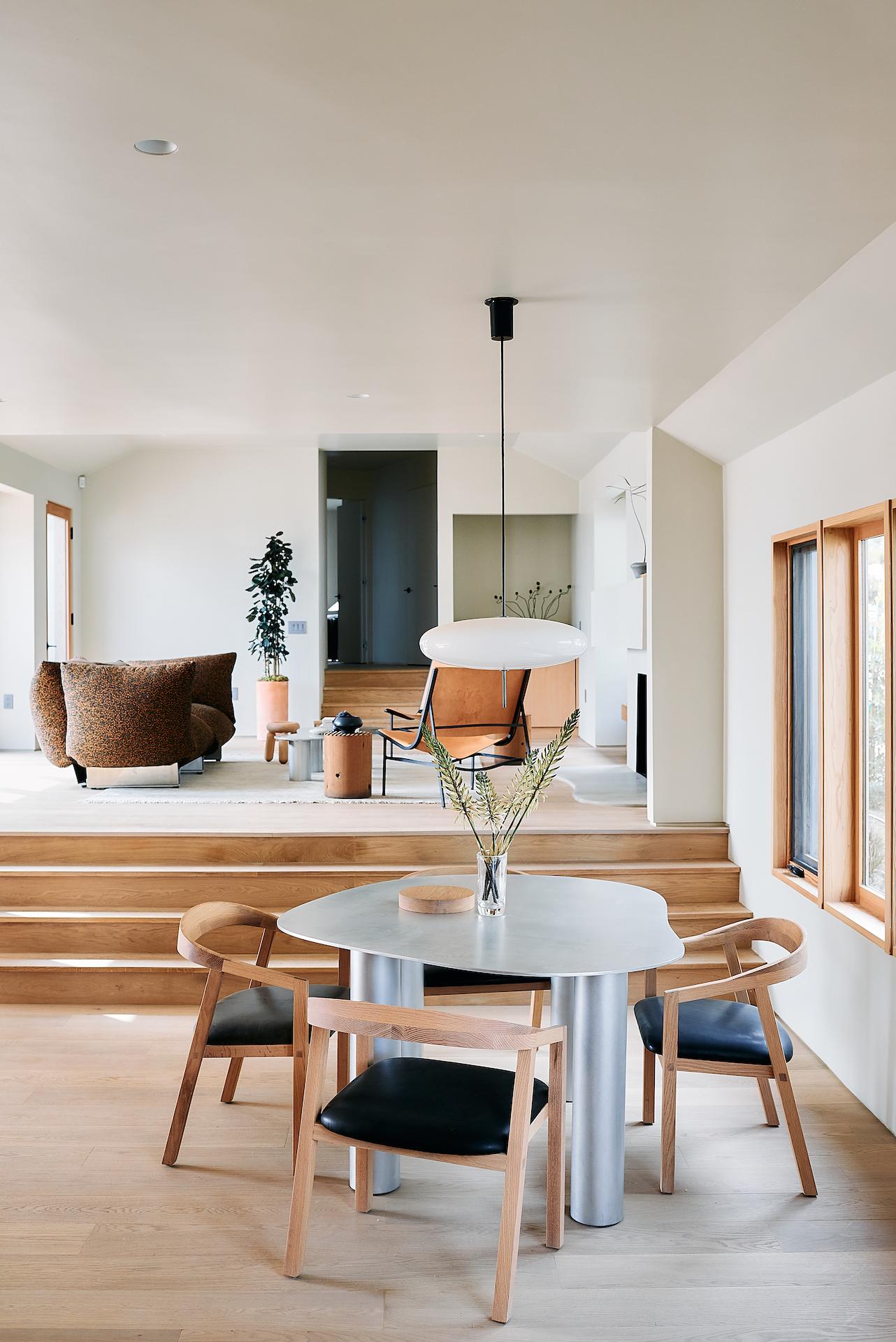Incuriositi dalla versatilità e dalle prestazioni della lamiera di alluminio nei nostri progetti architettonici personalizzati, abbiamo lavorato per introdurre una nuova famiglia di tavoli in solo alluminio. 

Annidando i loro piani imperfetti,