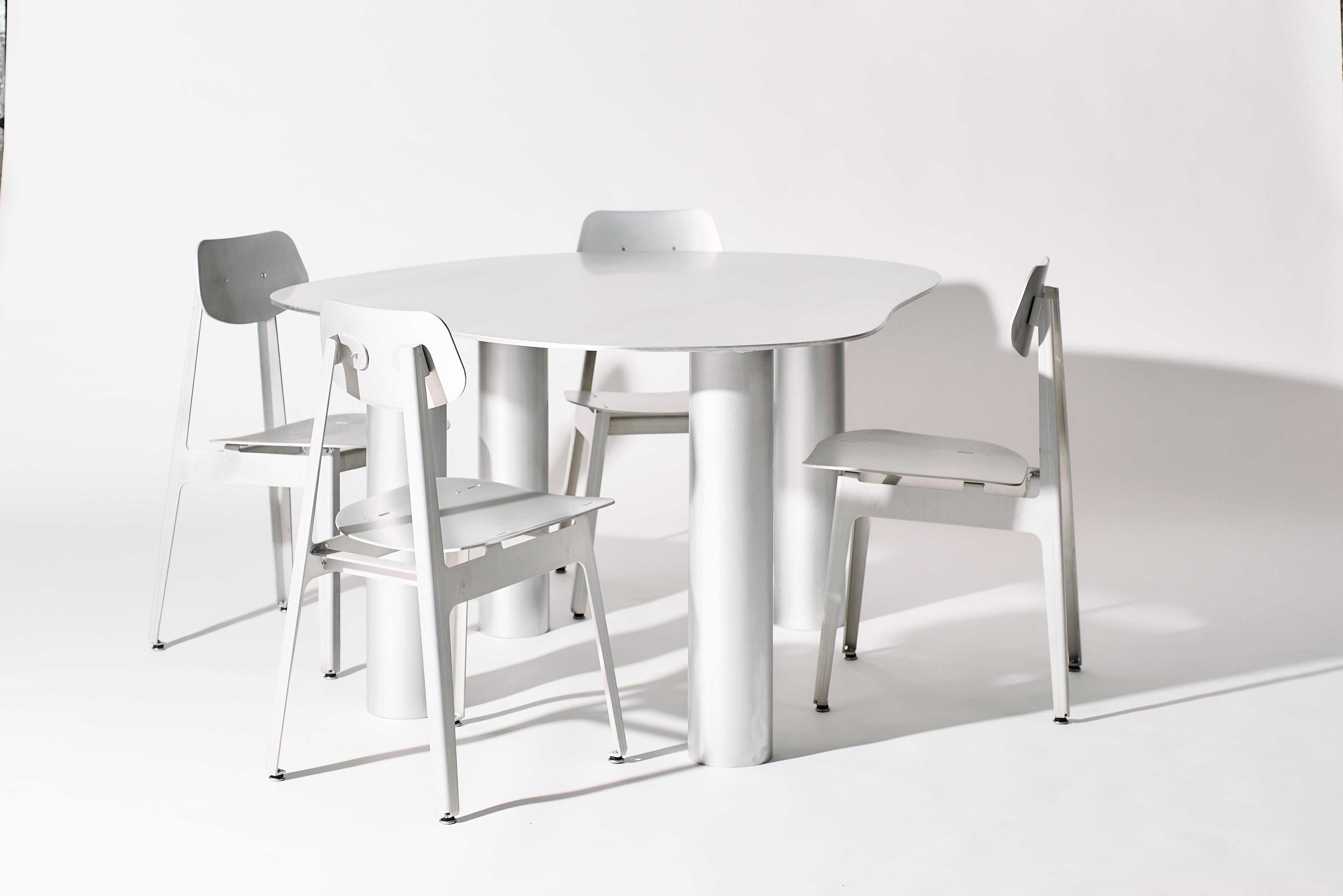 XXI secolo e contemporaneo The Puddle Table Collection - Tavolo in alluminio ad altezza pranzo con gambe a cilindro in vendita