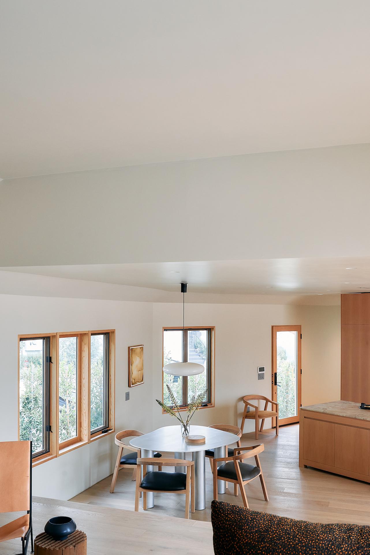 Moderno The Puddle Table Collection - Tavolo in alluminio ad altezza pranzo con gambe a cilindro in vendita