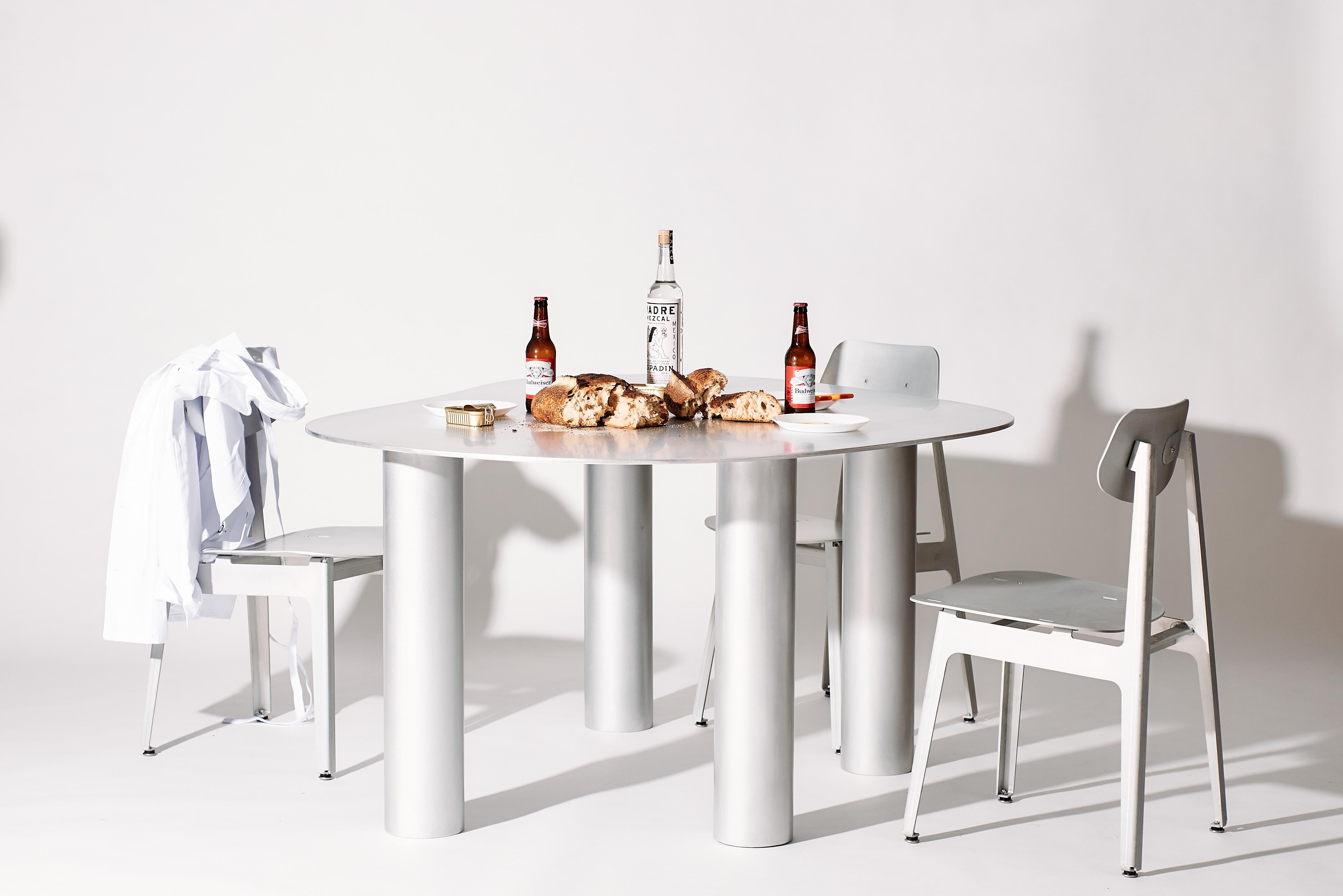 Alluminio The Puddle Table Collection - Tavolo in alluminio ad altezza pranzo con gambe a cilindro in vendita