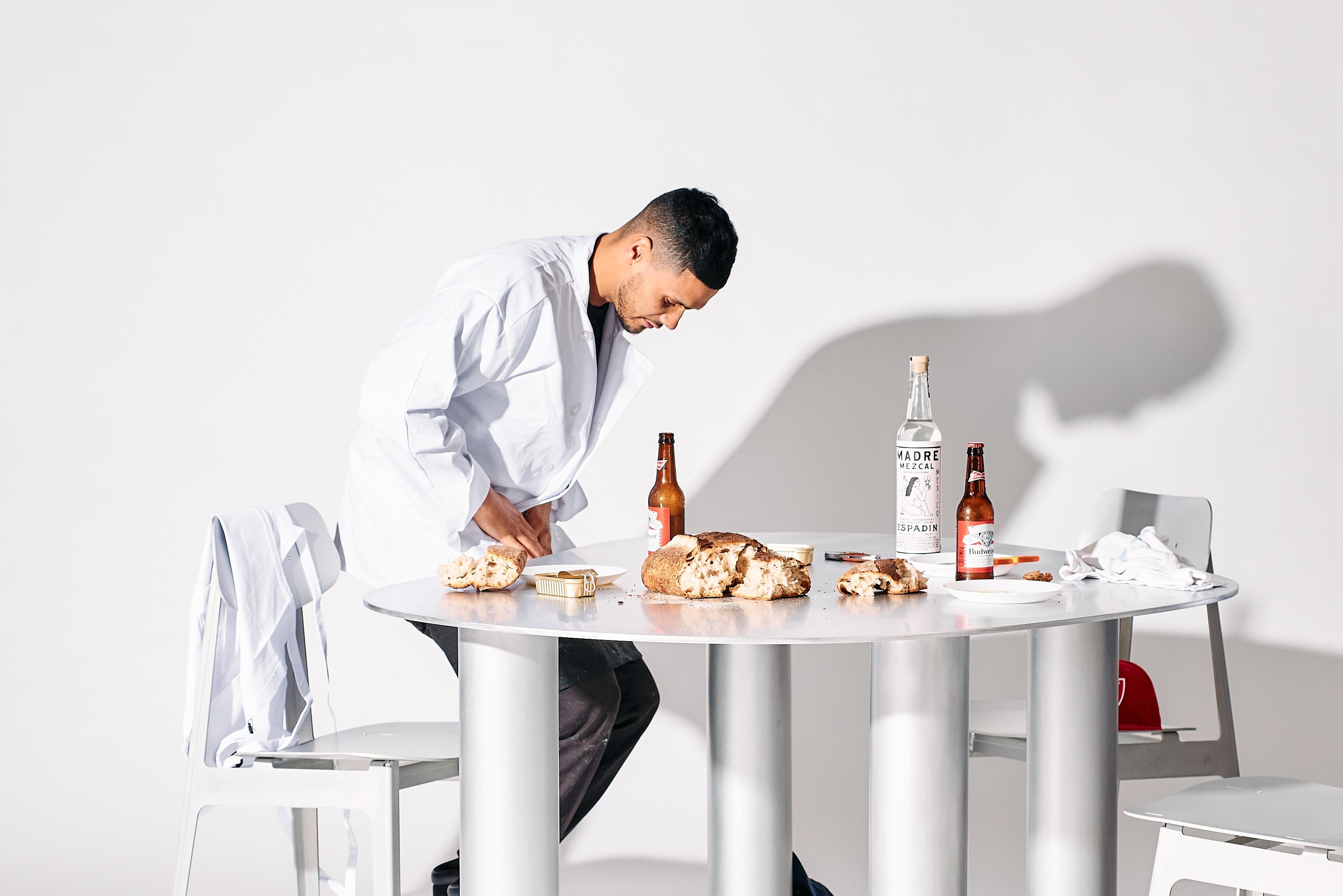 The Puddle Table Collection - Tavolo in alluminio ad altezza pranzo con gambe a cilindro in vendita 1