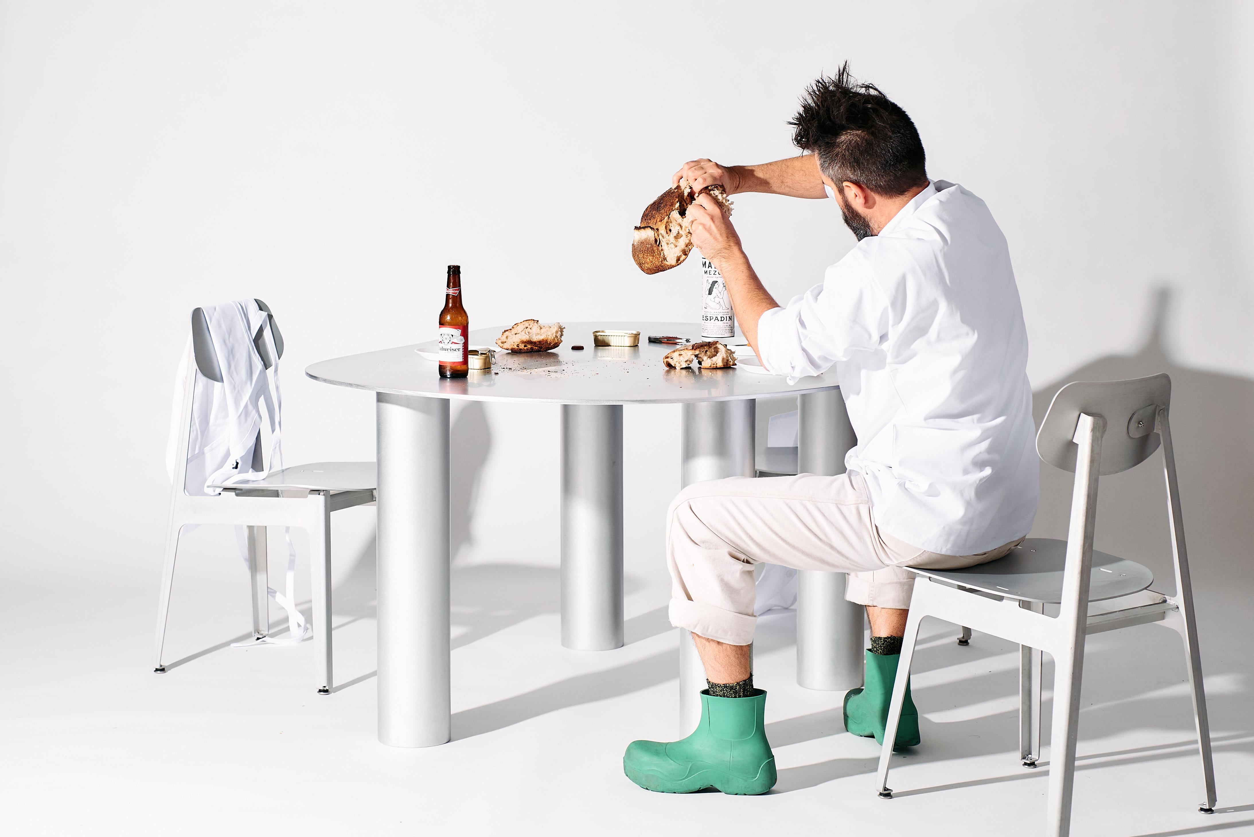 The Puddle Table Collection - Tavolo in alluminio ad altezza pranzo con gambe a cilindro in vendita 4