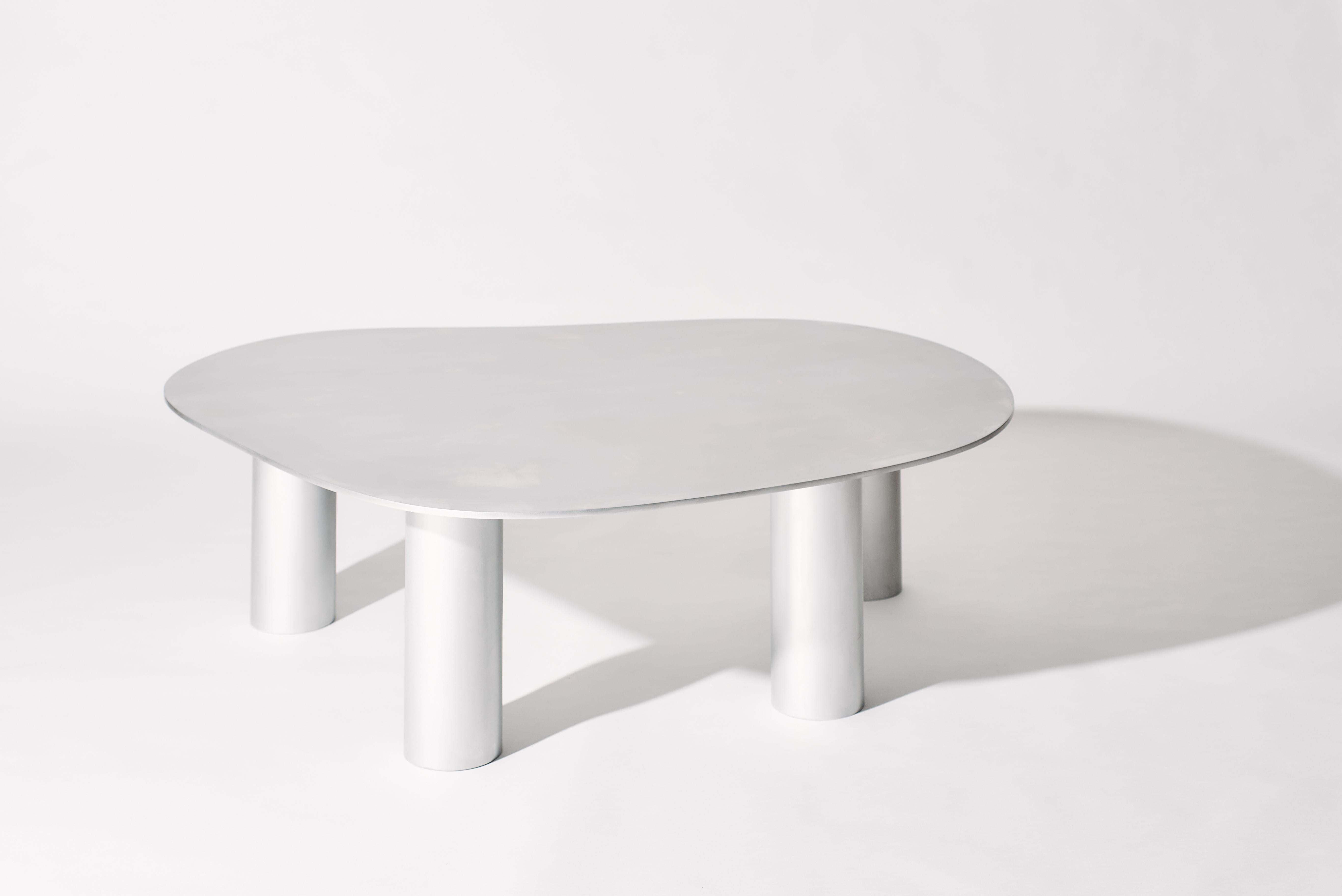 Séduits par la polyvalence et les performances de la tôle d'aluminium sur nos projets architecturaux personnalisés, nous avons travaillé à l'introduction d'une nouvelle famille de tables uniquement en aluminium. 

Nous emboîtons leur sommet