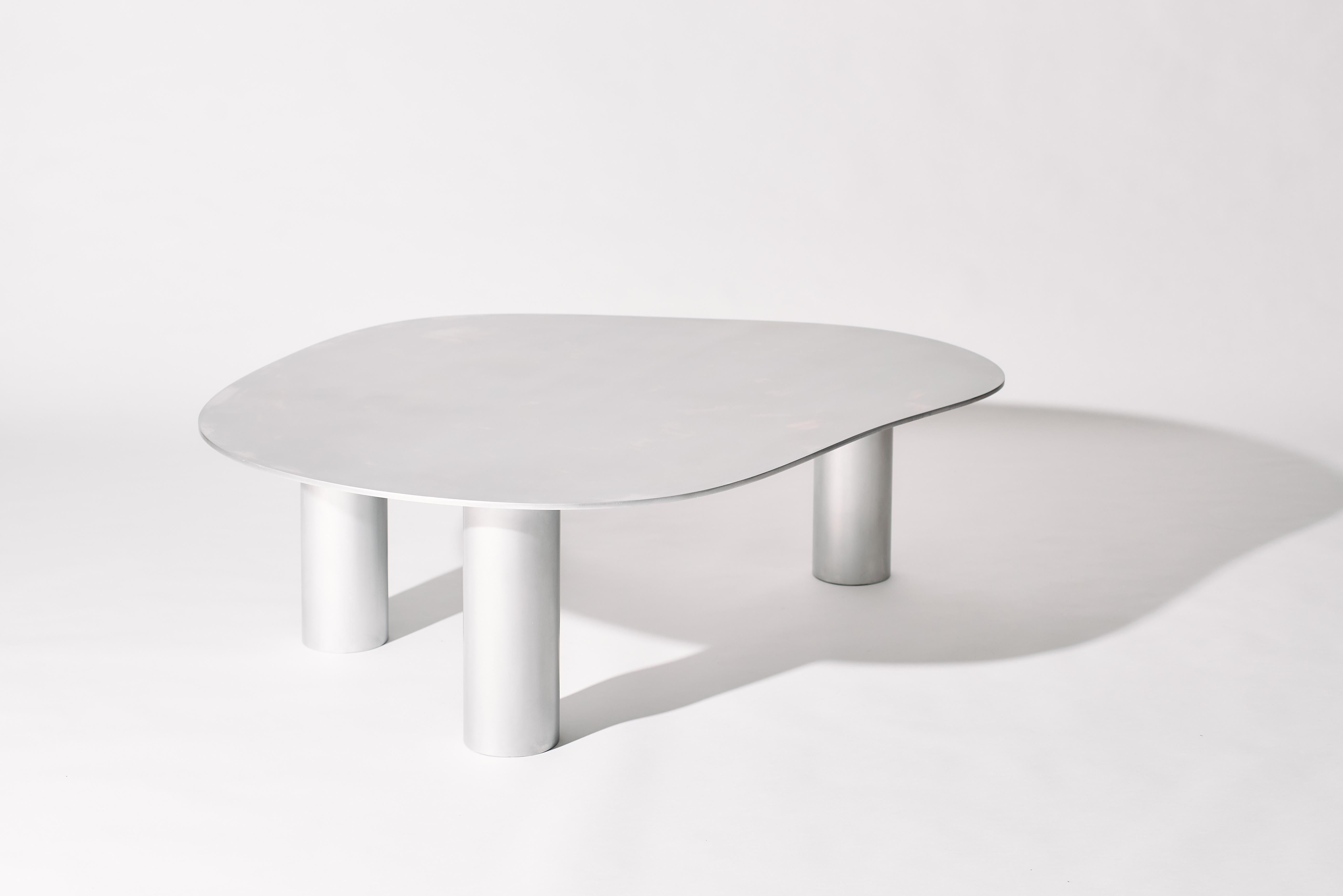 Moderne Collection Puddle - Grande table basse en aluminium avec pieds cylindriques en vente