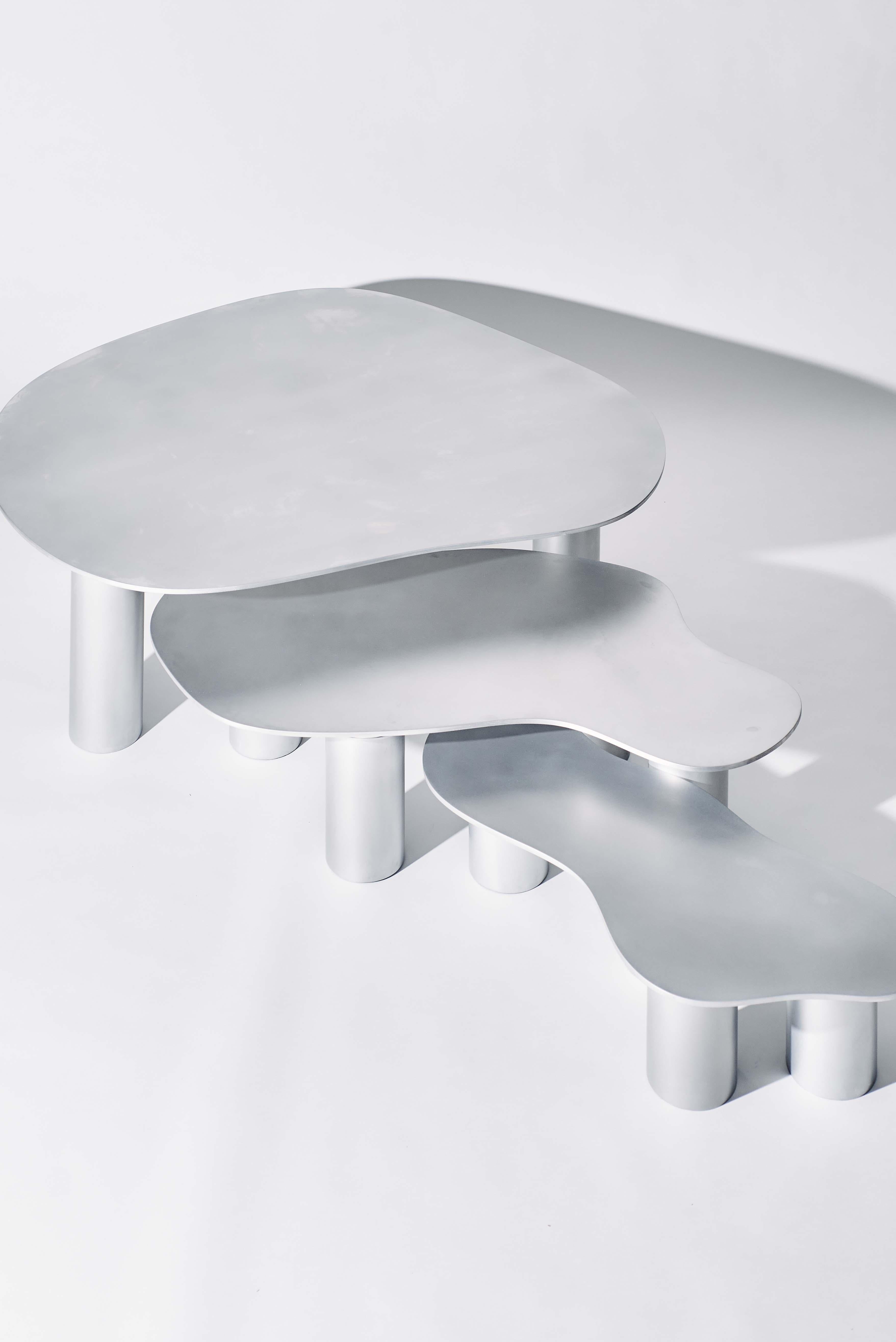 Aluminium Collection Puddle - Grande table basse en aluminium avec pieds cylindriques en vente