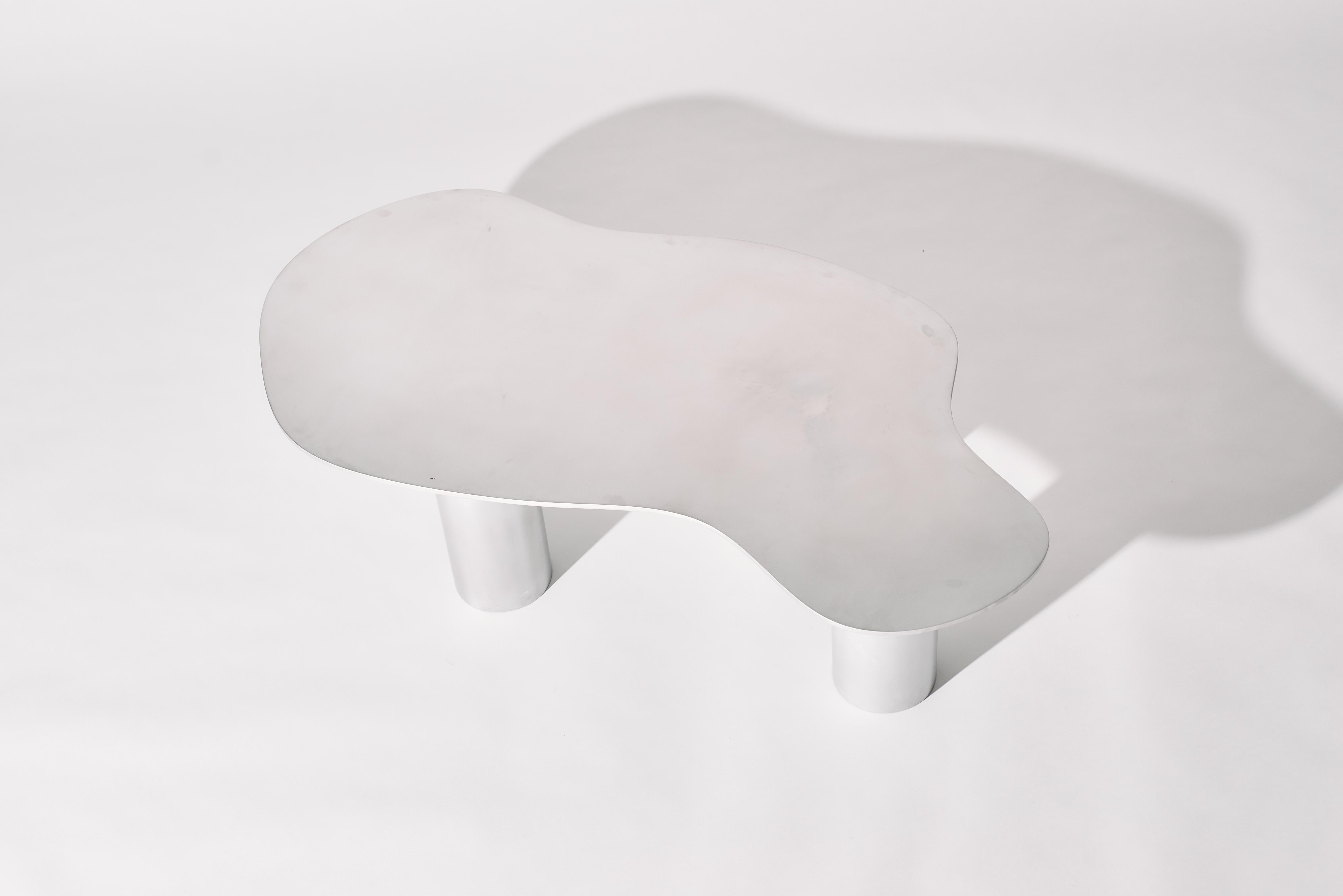 Moderne Collection Puddle table basse moyenne en aluminium avec pieds cylindriques en vente