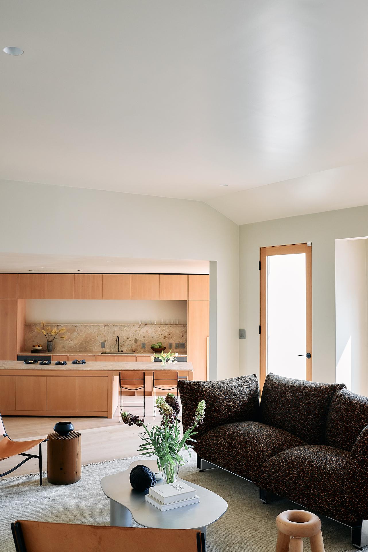 Séduits par la polyvalence et les performances de la tôle d'aluminium sur nos projets architecturaux personnalisés, nous avons travaillé à l'introduction d'une nouvelle famille de tables uniquement en aluminium.

Nous emboîtons leur sommet