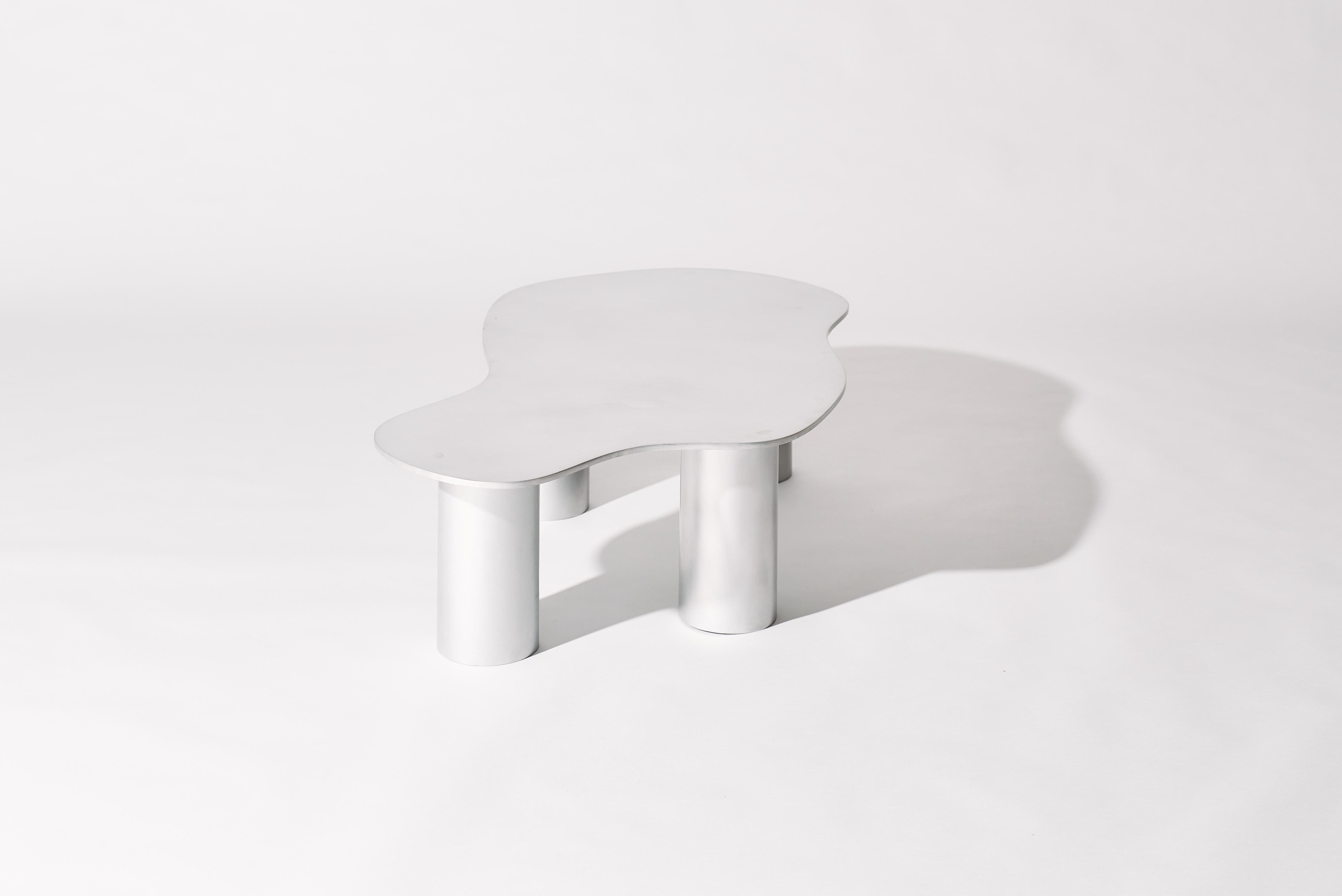 Américain Collection Puddle table basse moyenne en aluminium avec pieds cylindriques en vente