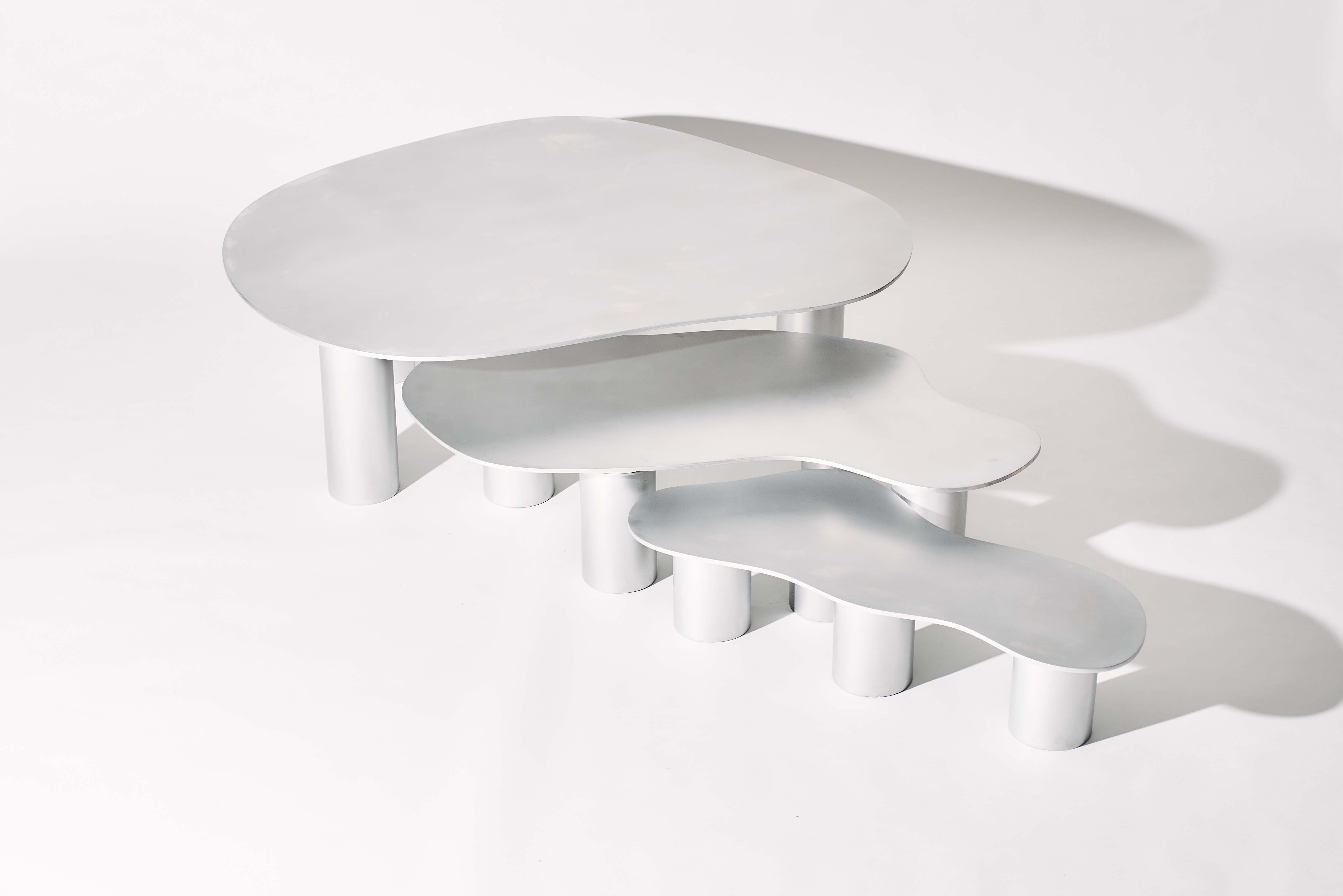 Aluminium Collection Puddle table basse moyenne en aluminium avec pieds cylindriques en vente